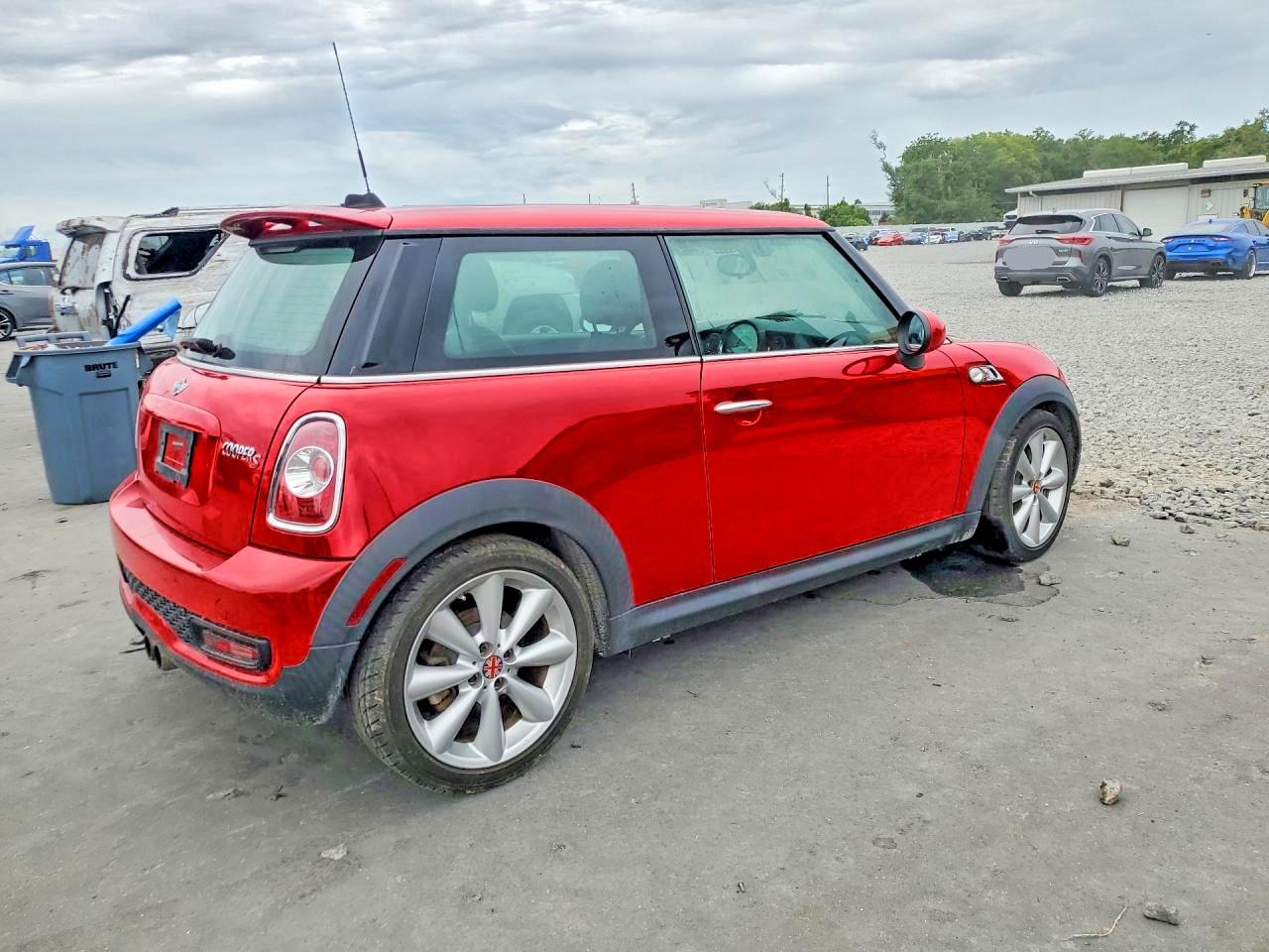 2011 Mini Cooper S Красный vin: WMWSV3C55BTY11813