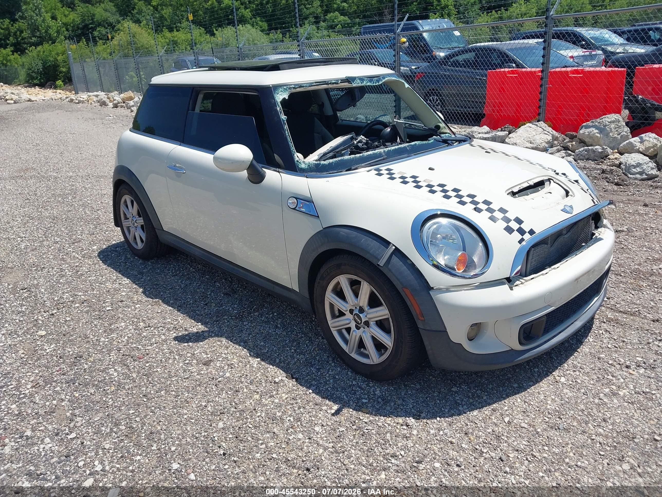 2011 Mini Cooper S   Белый vin: WMWSV3C57BTY14051