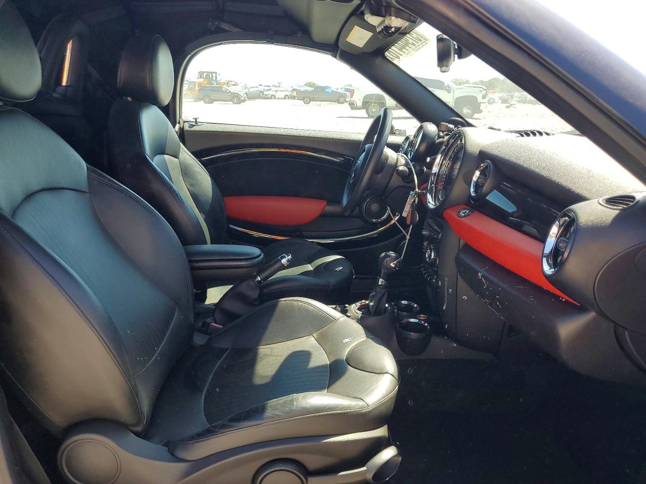 2015 Mini Cooper Roadster Red vin: WMWSY1C53FT626015
