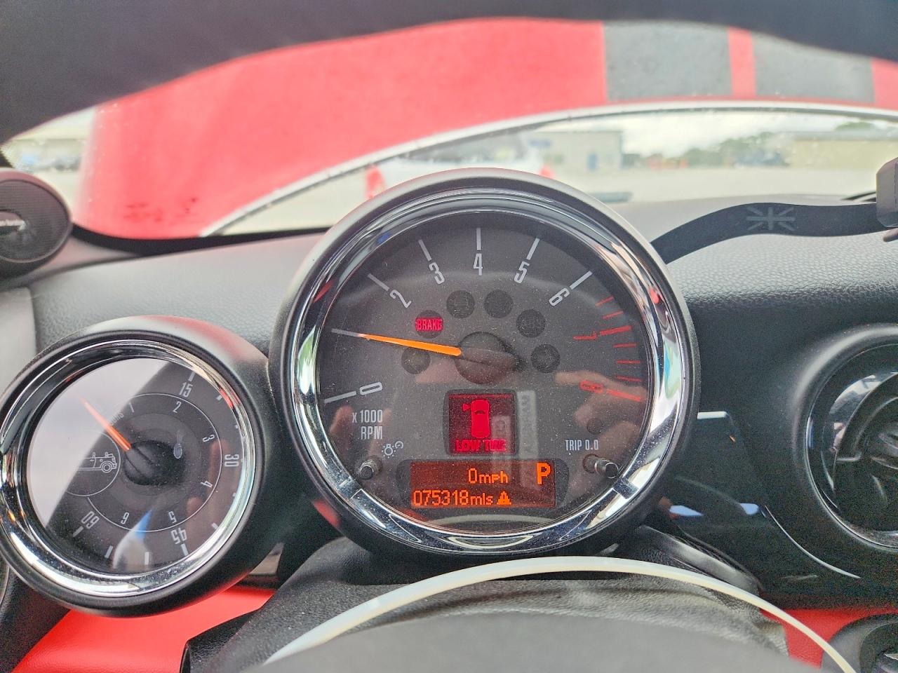 2015 Mini Cooper Roadster Red vin: WMWSY1C53FT626015