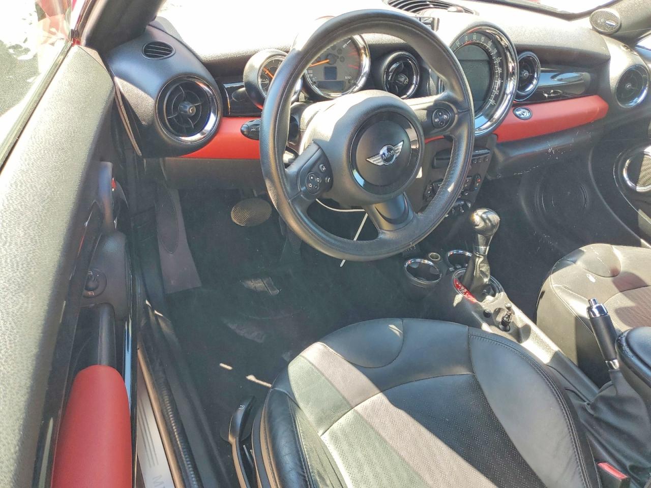2015 Mini Cooper Roadster Red vin: WMWSY1C53FT626015