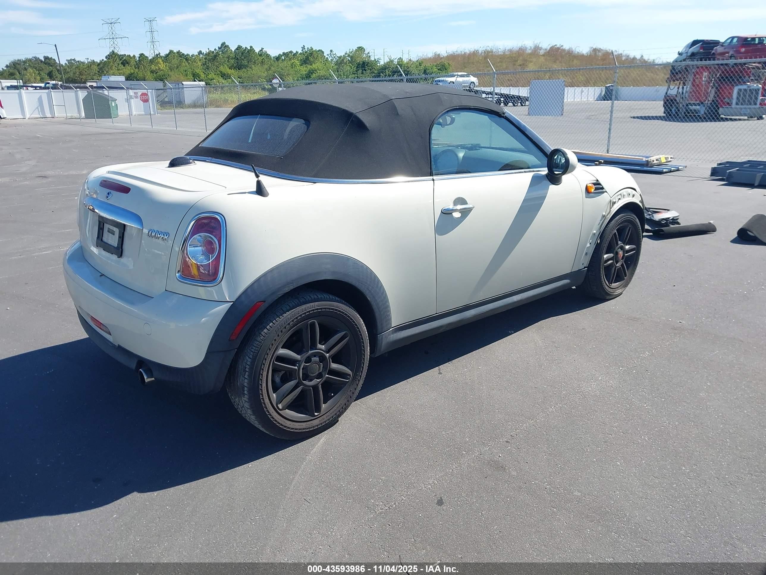 2013 Mini Roadster Cooper White vin: WMWSY1C5XDT625120