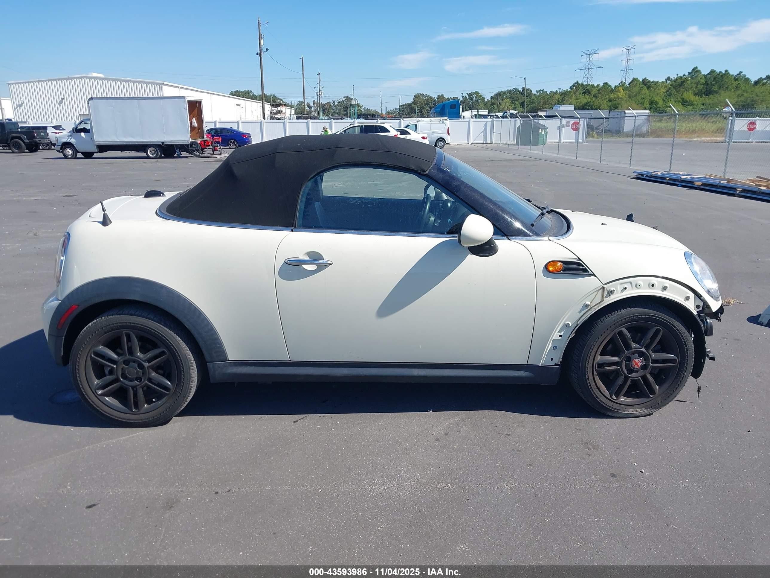 2013 Mini Roadster Cooper White vin: WMWSY1C5XDT625120