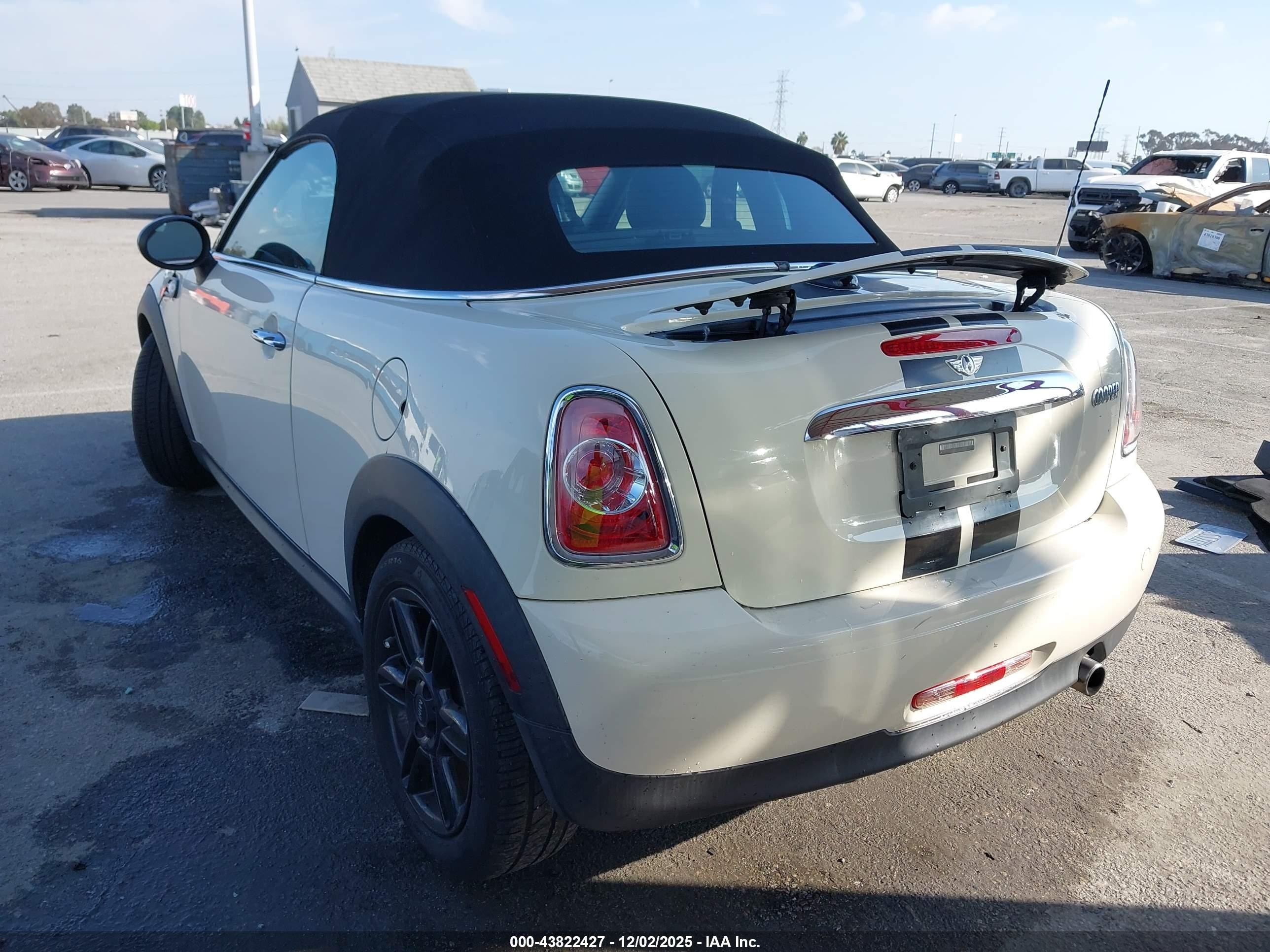 2013 Mini Roadster Cooper Cream vin: WMWSY1C5XDT625506