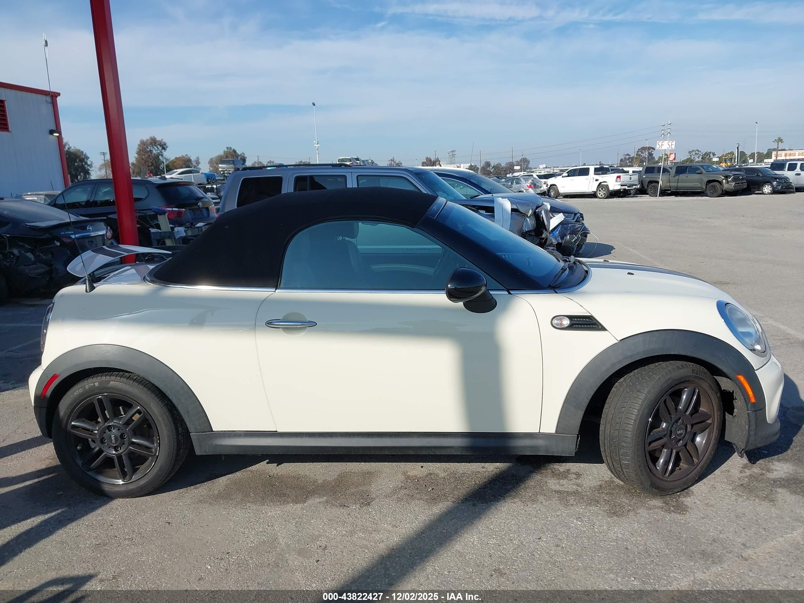 2013 Mini Roadster Cooper Cream vin: WMWSY1C5XDT625506