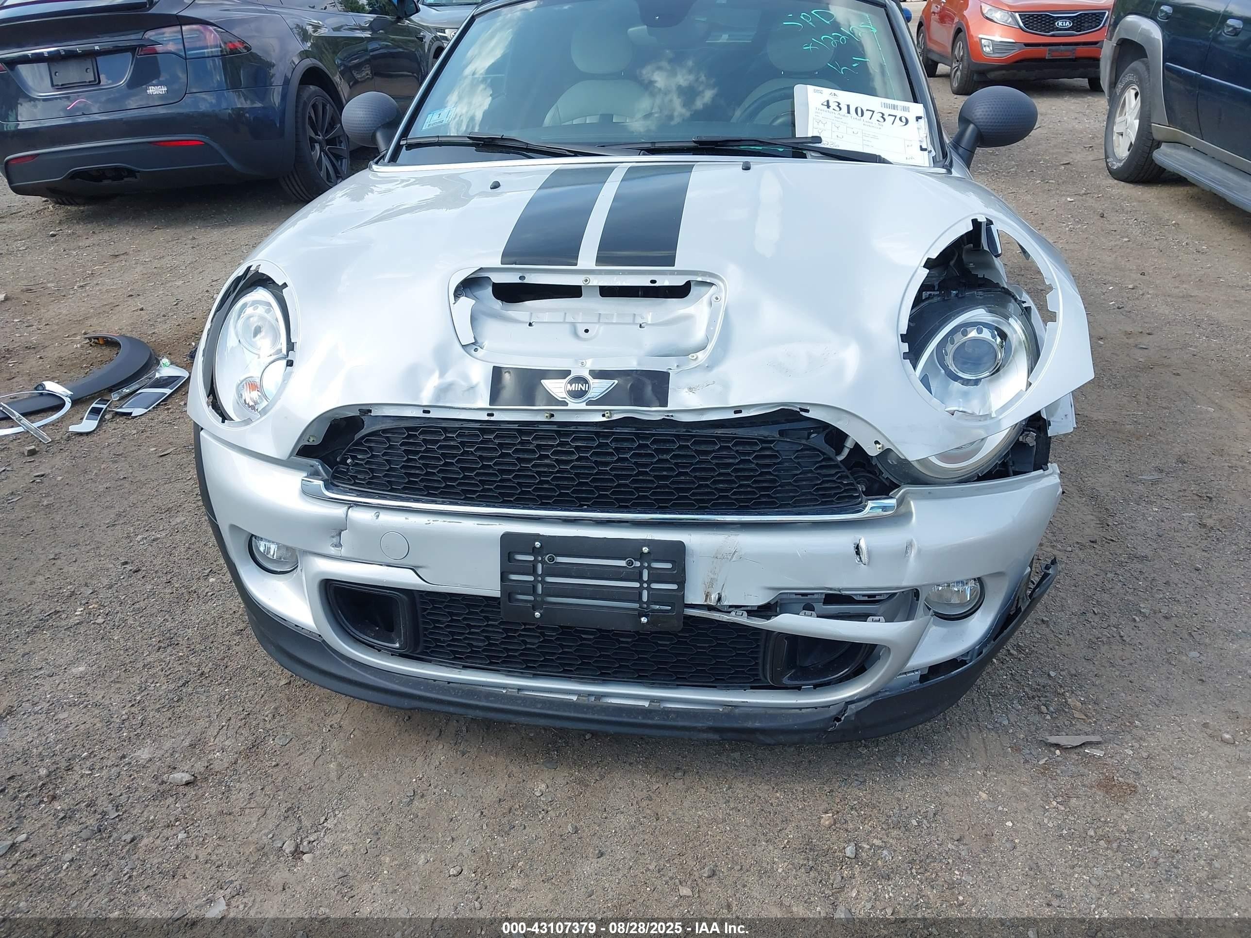 2013 Mini Roadster Cooper S Silver vin: WMWSY3C52DT565412