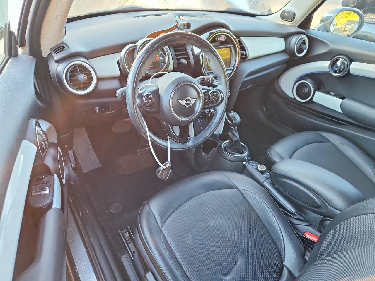 2015 Mini Cooper White vin: WMWXM5C50FT938964