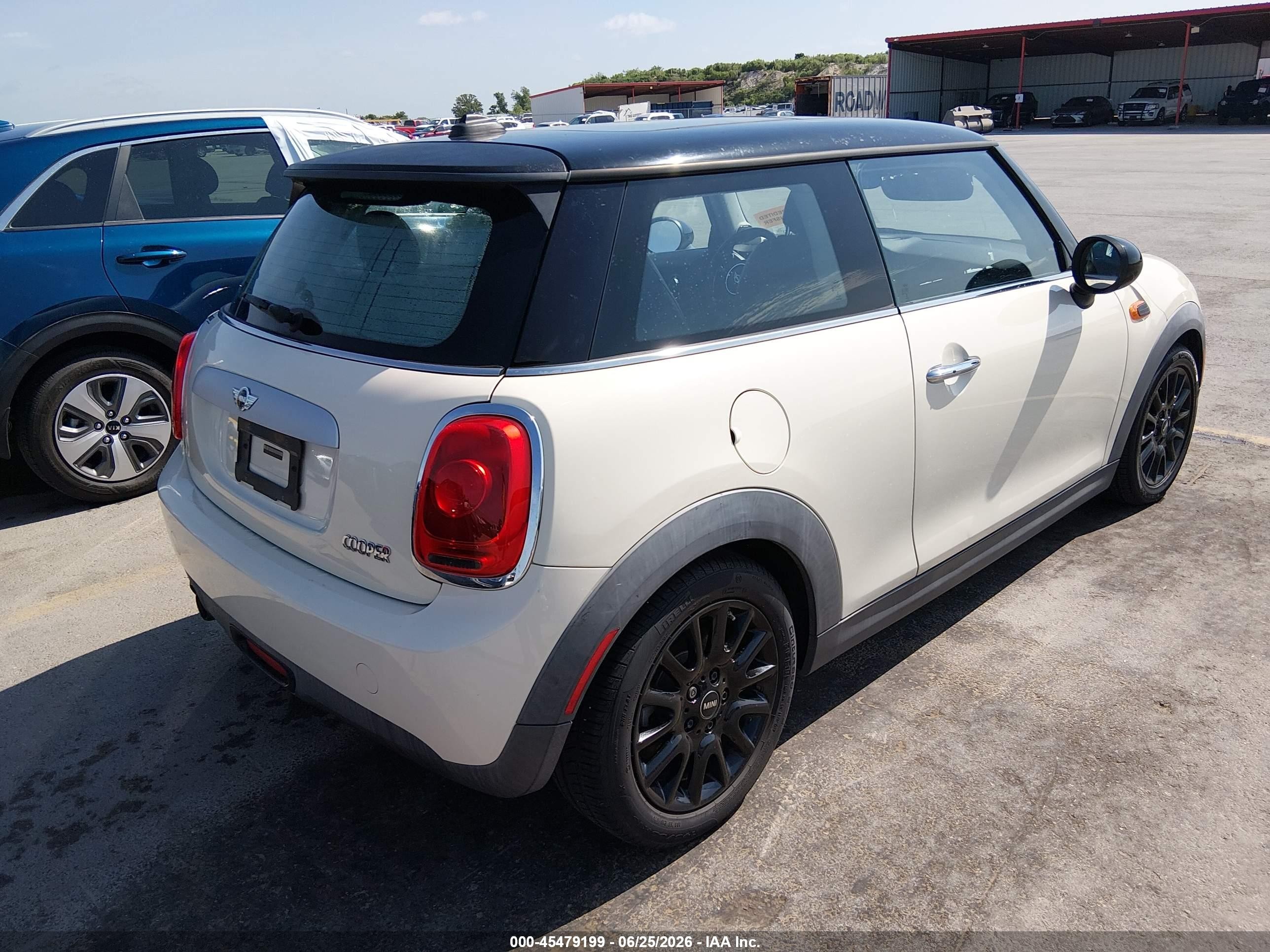 2015 Mini Hardtop Cooper White vin: WMWXM5C50FT939628
