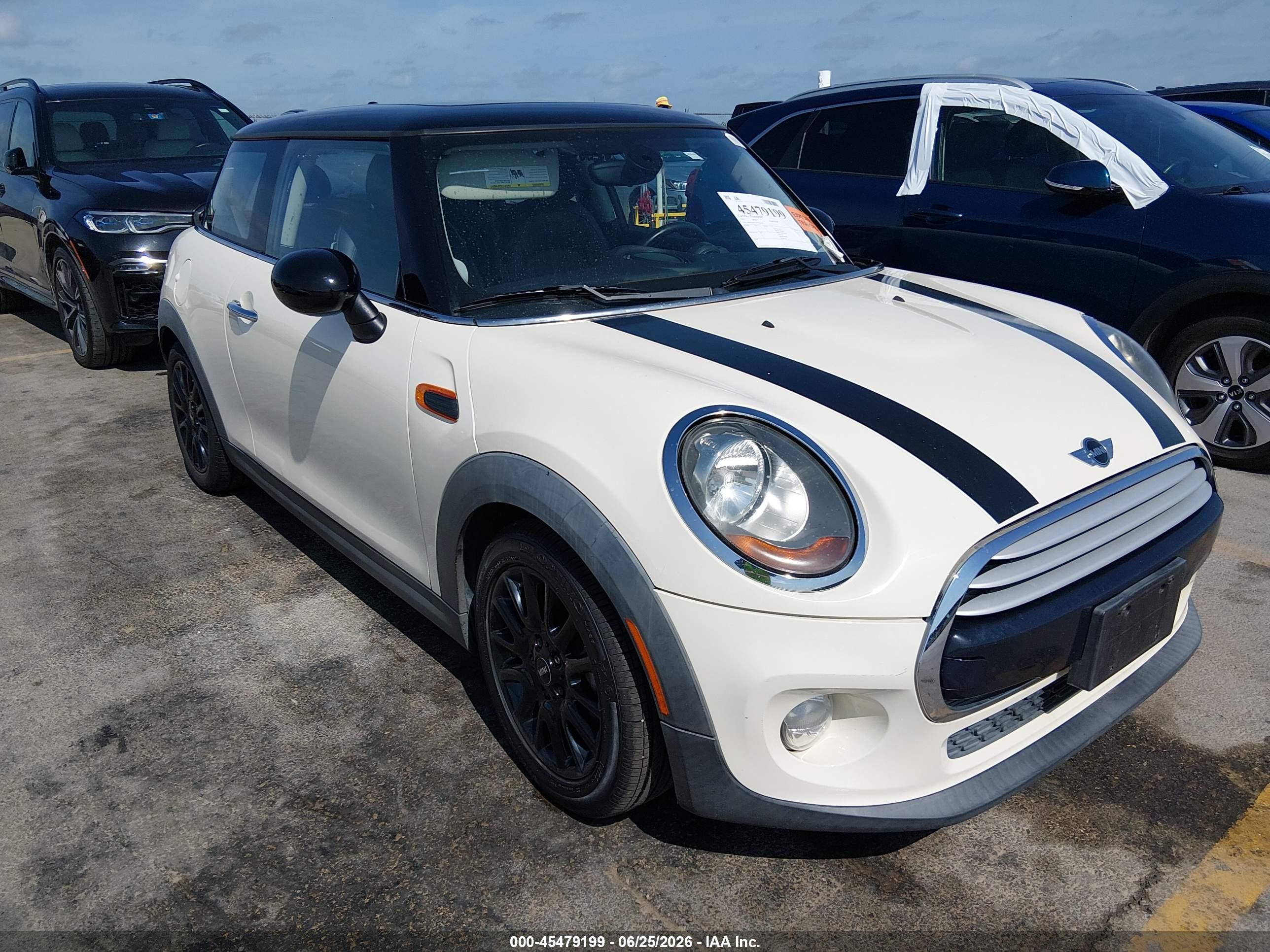 2015 Mini Hardtop Cooper White vin: WMWXM5C50FT939628