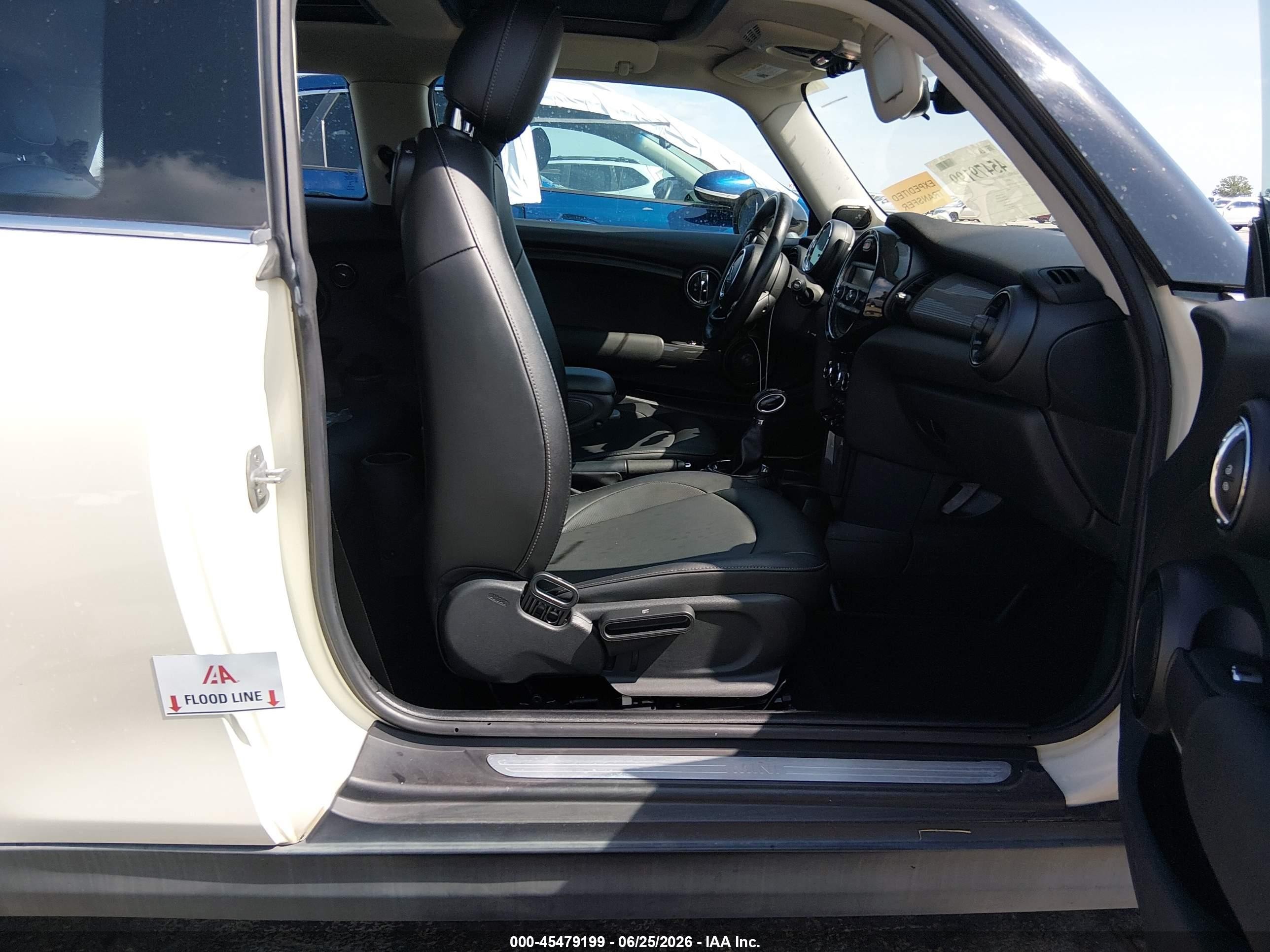 2015 Mini Hardtop Cooper White vin: WMWXM5C50FT939628