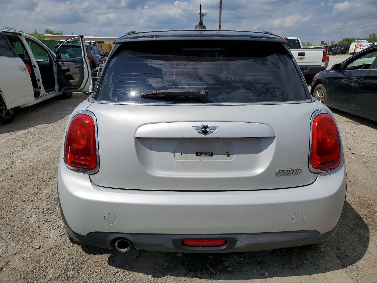 2015 Mini Cooper Silver vin: WMWXM5C51F3A58343
