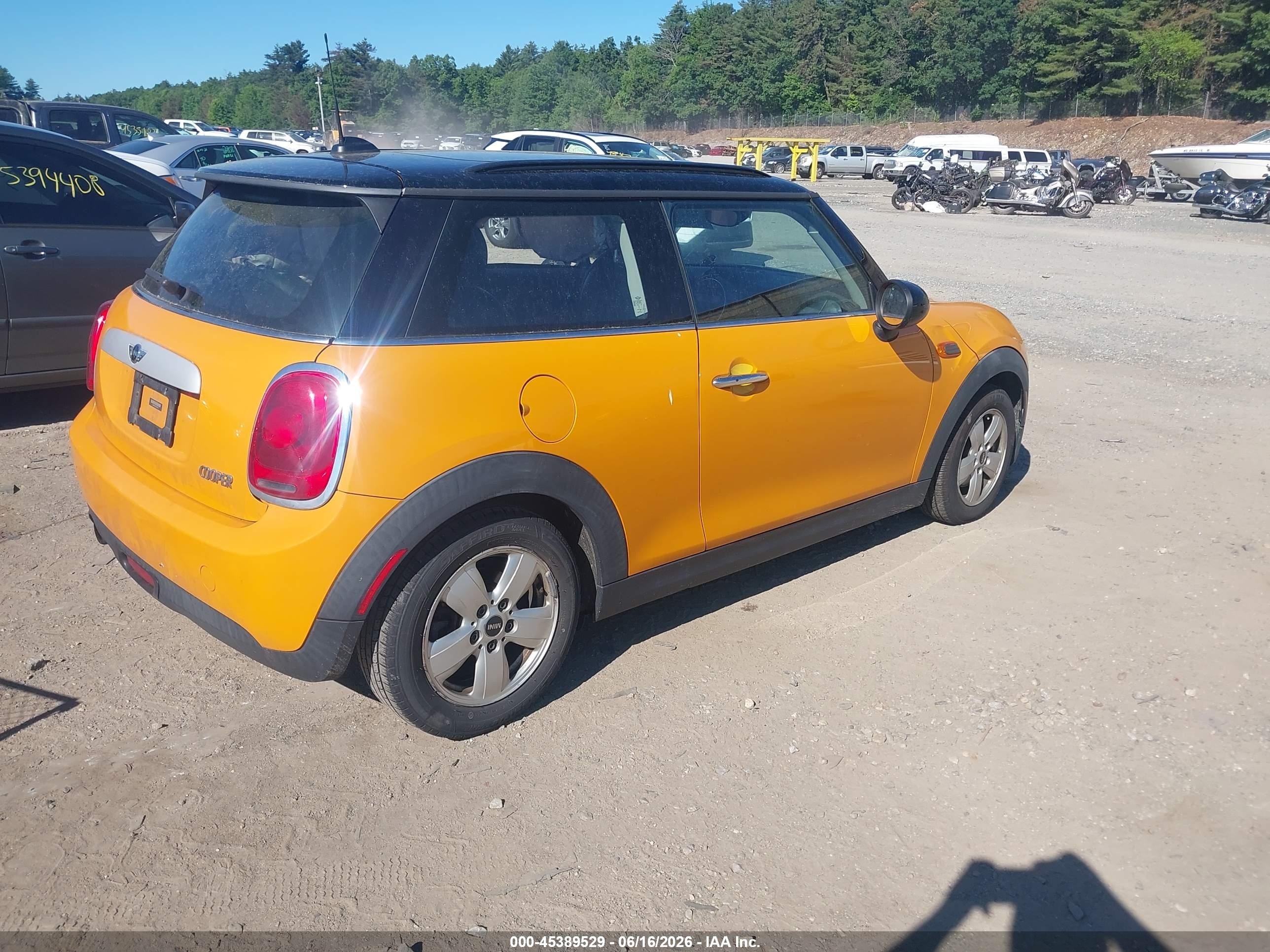 2015 Mini Hardtop Cooper Orange vin: WMWXM5C51F3A96526
