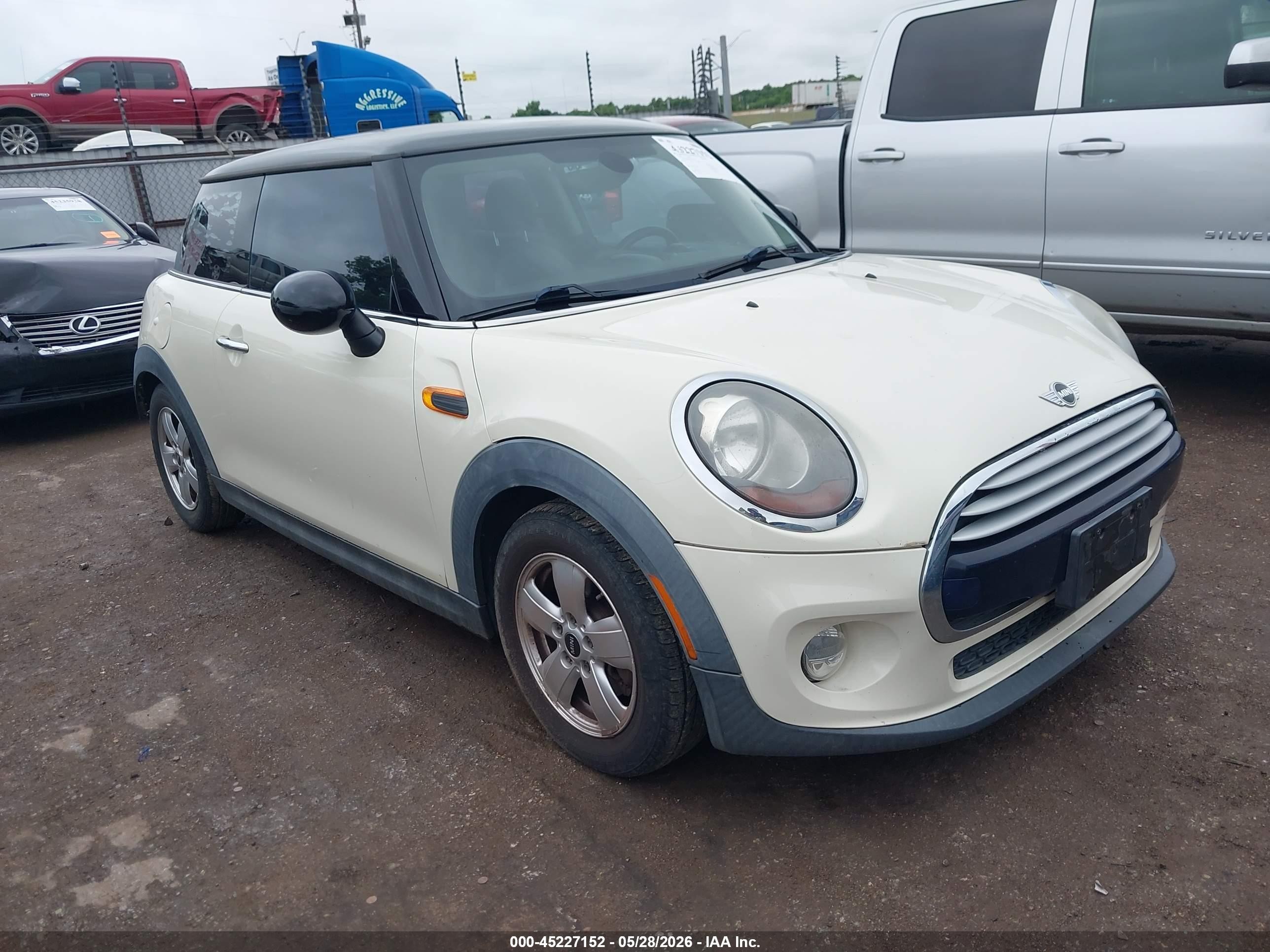 2015 Mini Hardtop Cooper White vin: WMWXM5C52FT939310