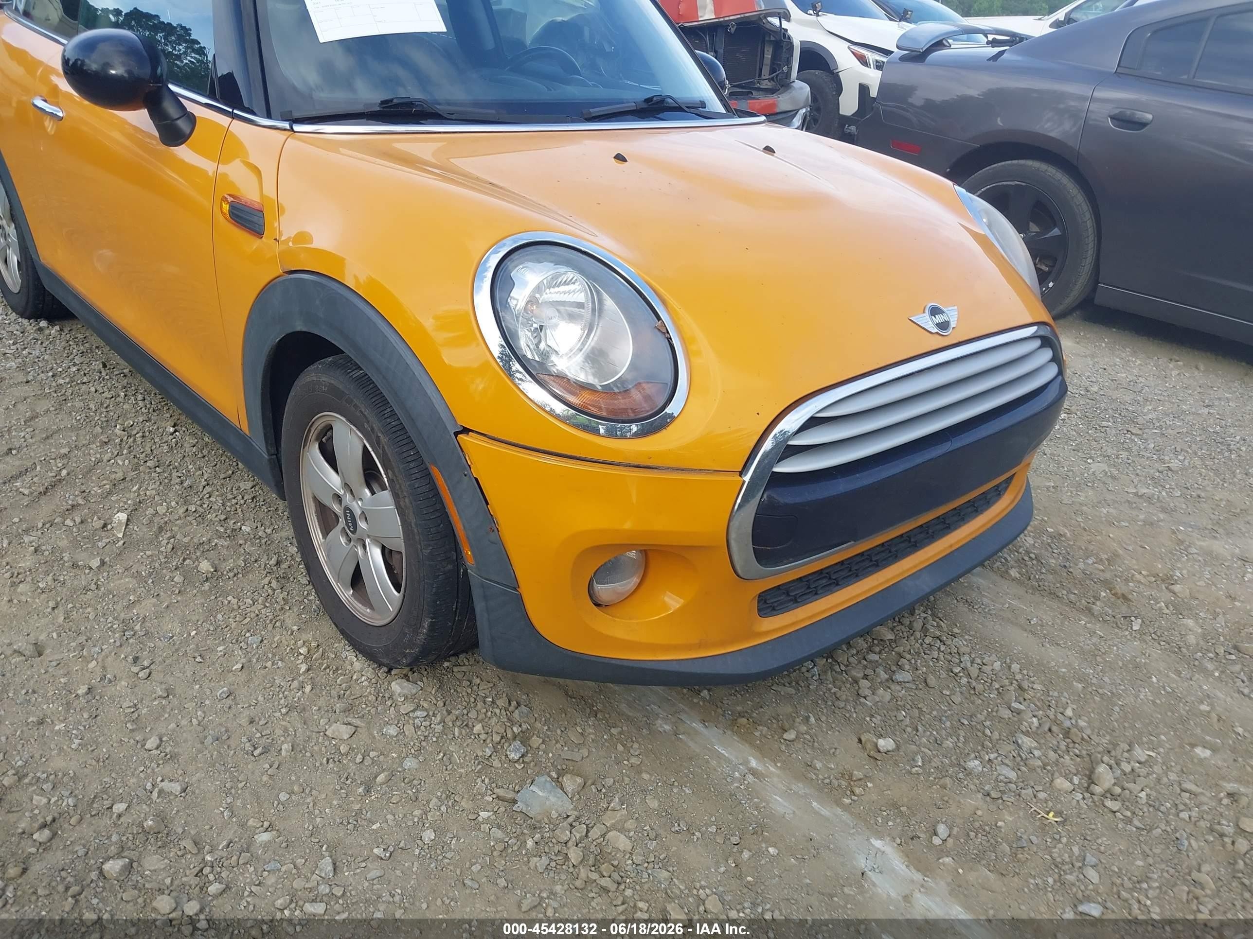 2015 Mini Hardtop Cooper Orange vin: WMWXM5C58FT973977