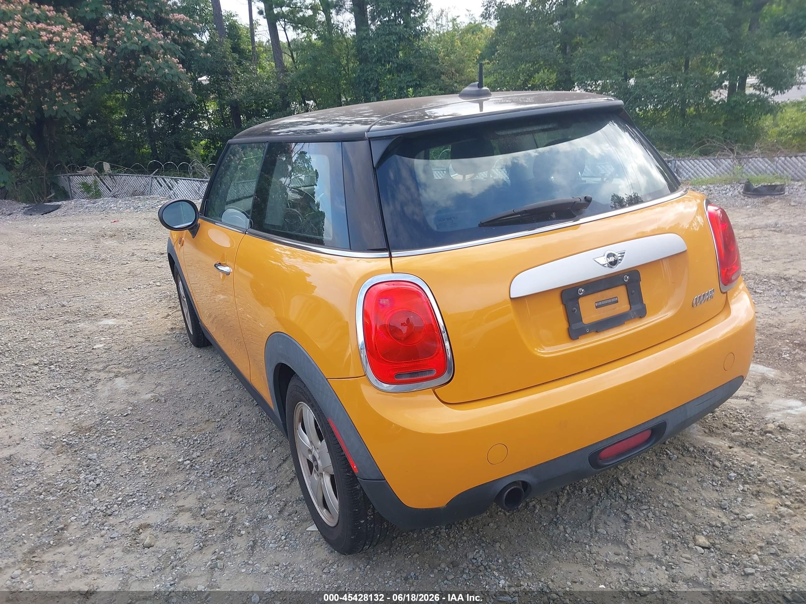 2015 Mini Hardtop Cooper Orange vin: WMWXM5C58FT973977