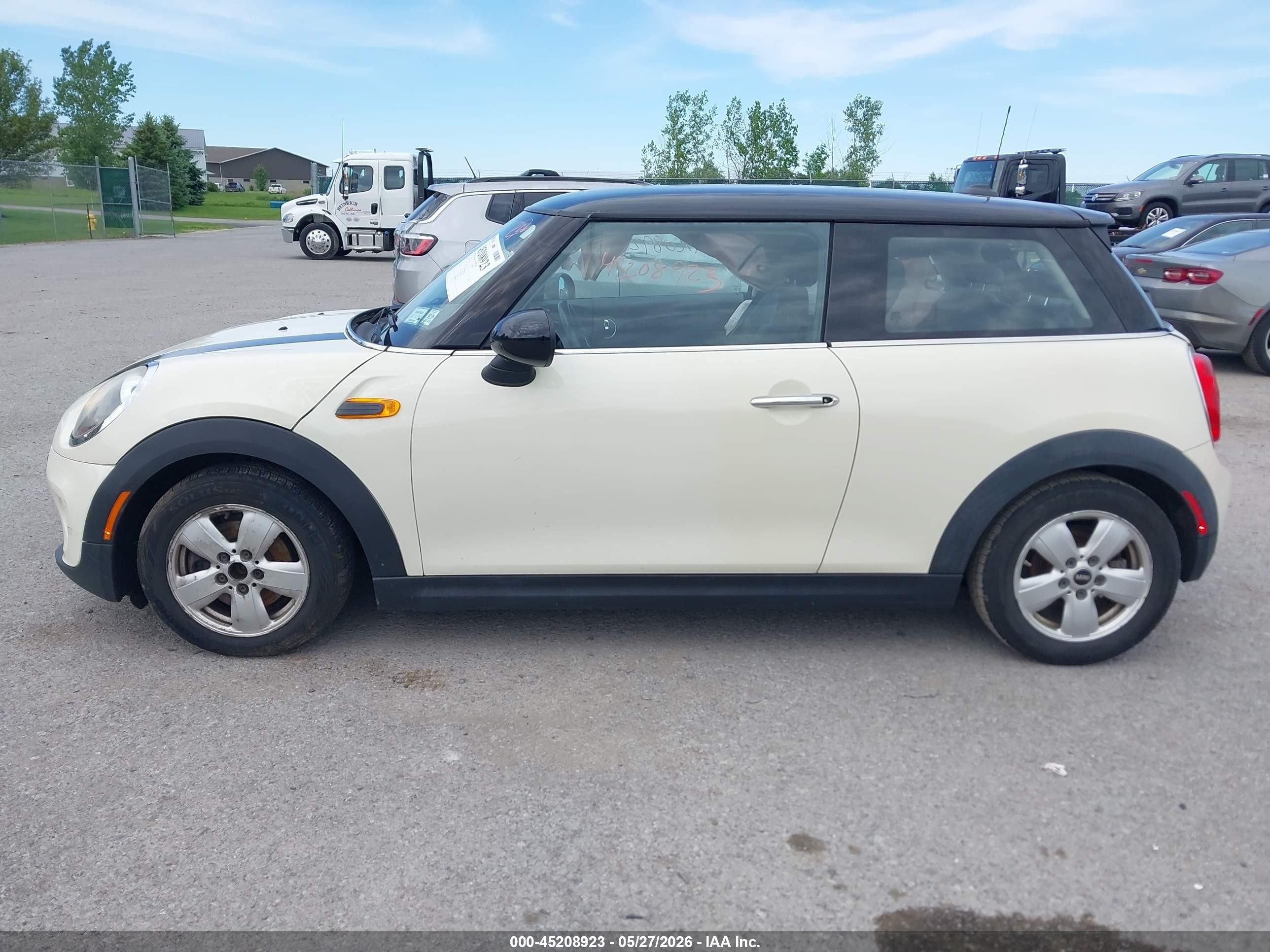 2014 Mini Hardtop Cooper White vin: WMWXM5C5XET935617