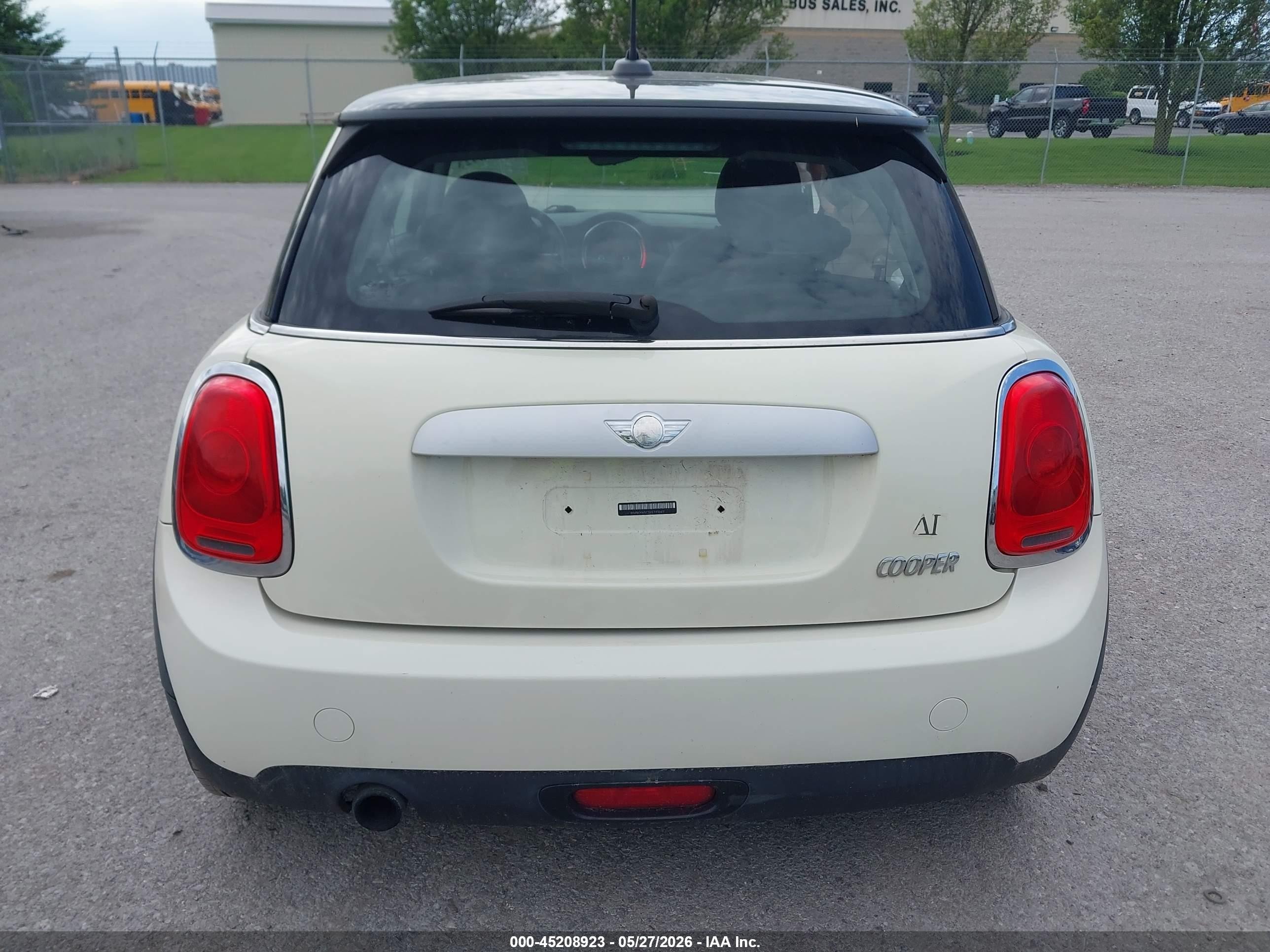 2014 Mini Hardtop Cooper White vin: WMWXM5C5XET935617