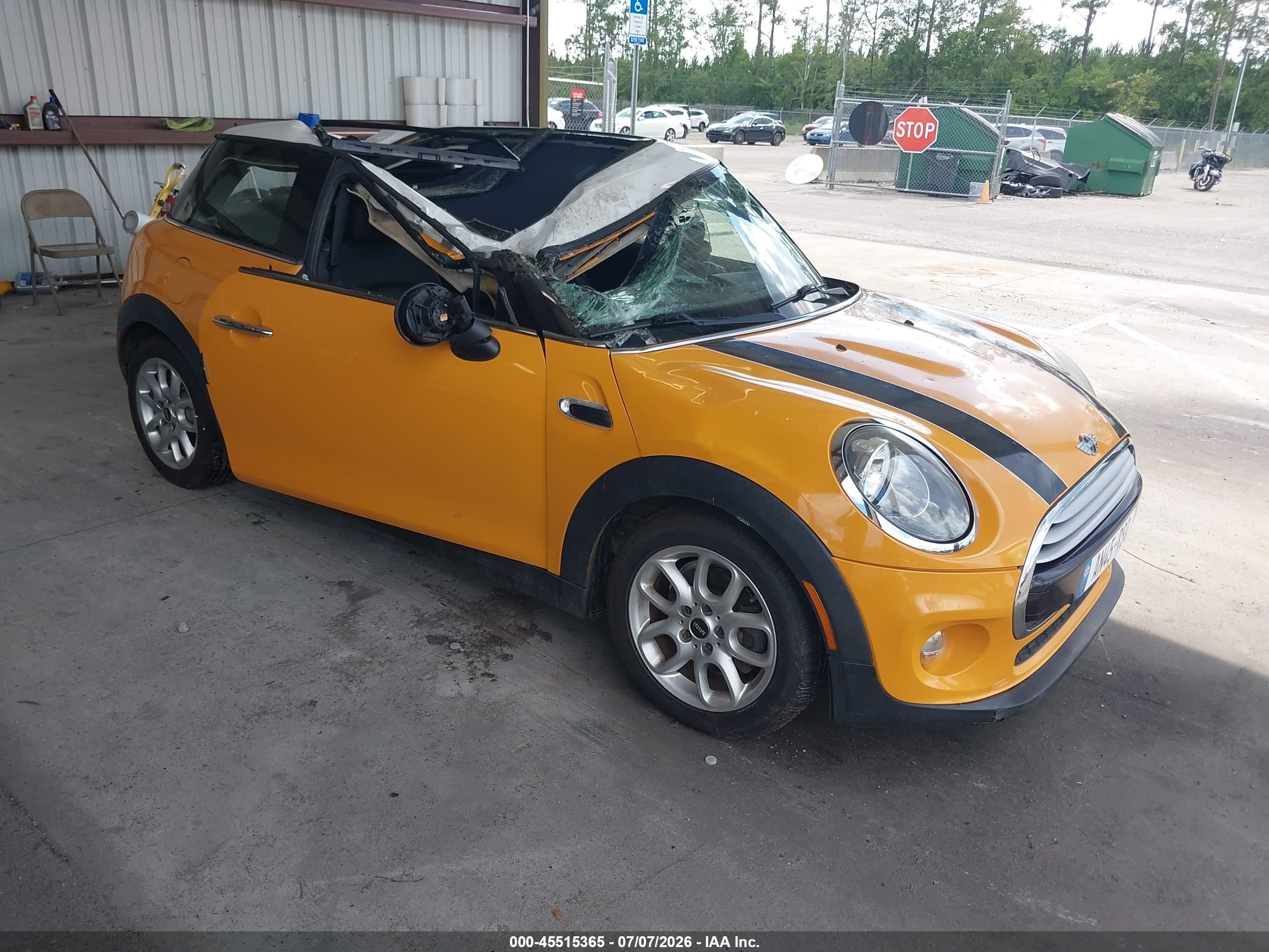 2015 Mini Hardtop Cooper Orange vin: WMWXM5C5XFT940611