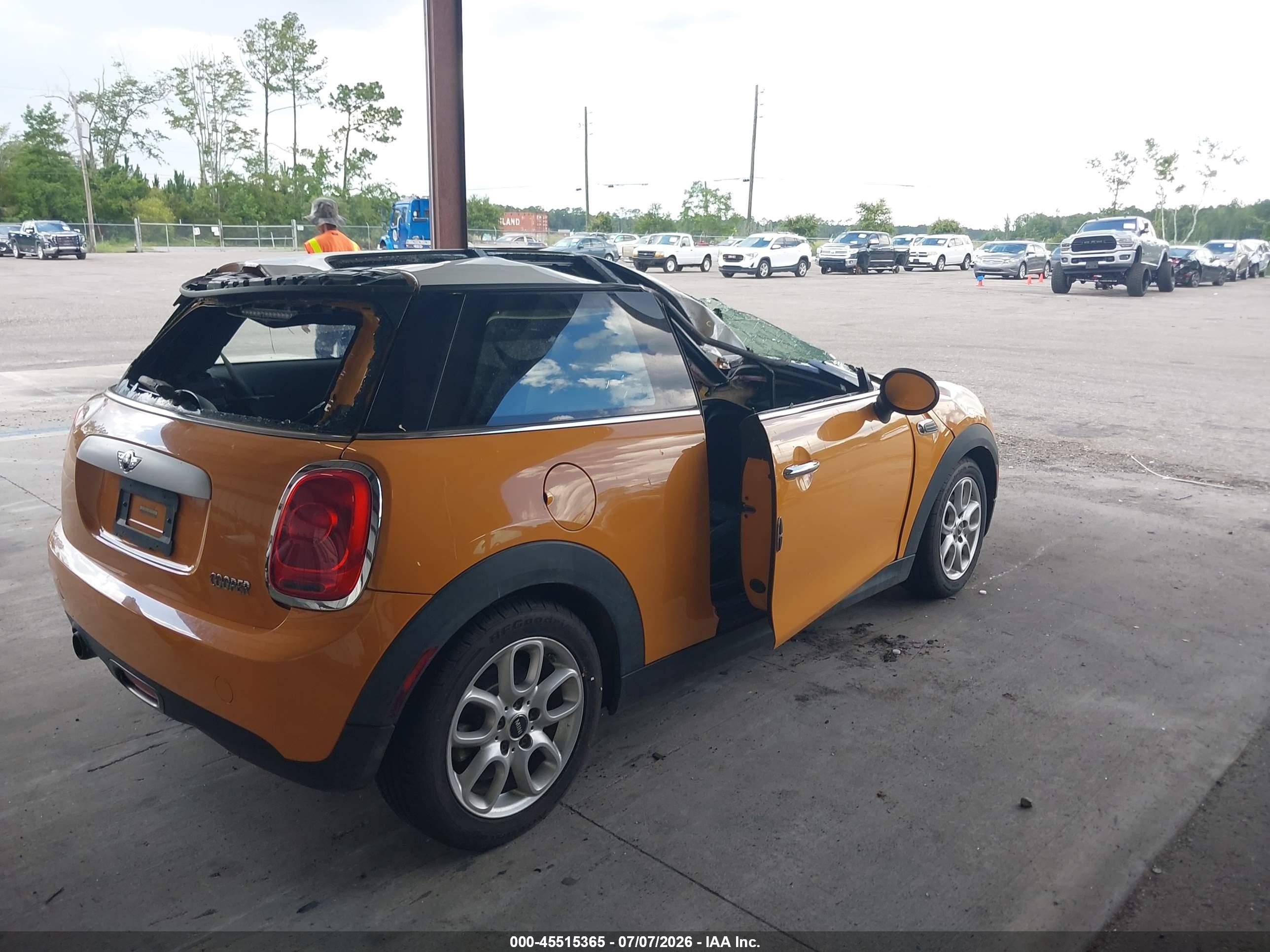 2015 Mini Hardtop Cooper Orange vin: WMWXM5C5XFT940611