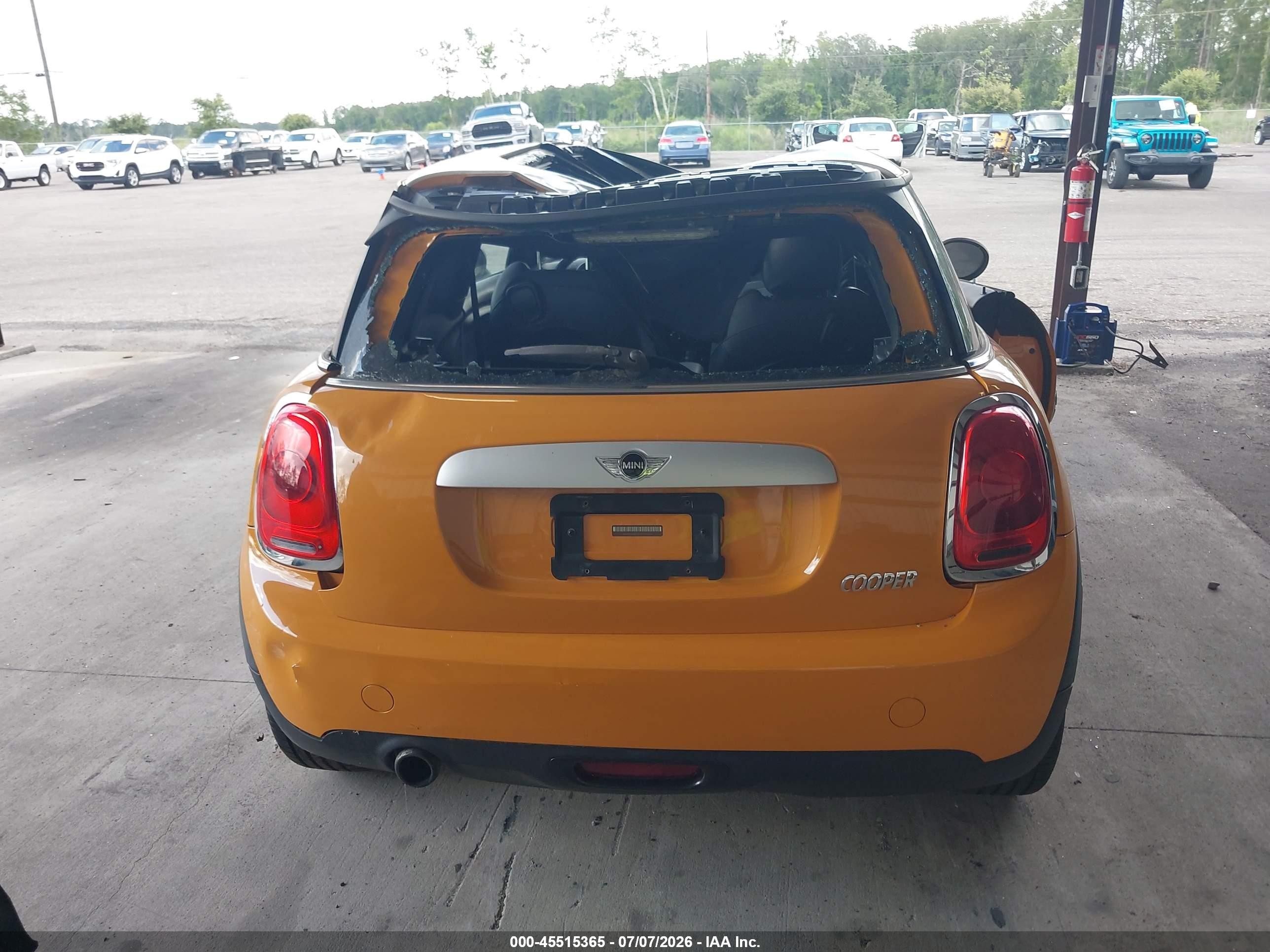2015 Mini Hardtop Cooper Orange vin: WMWXM5C5XFT940611