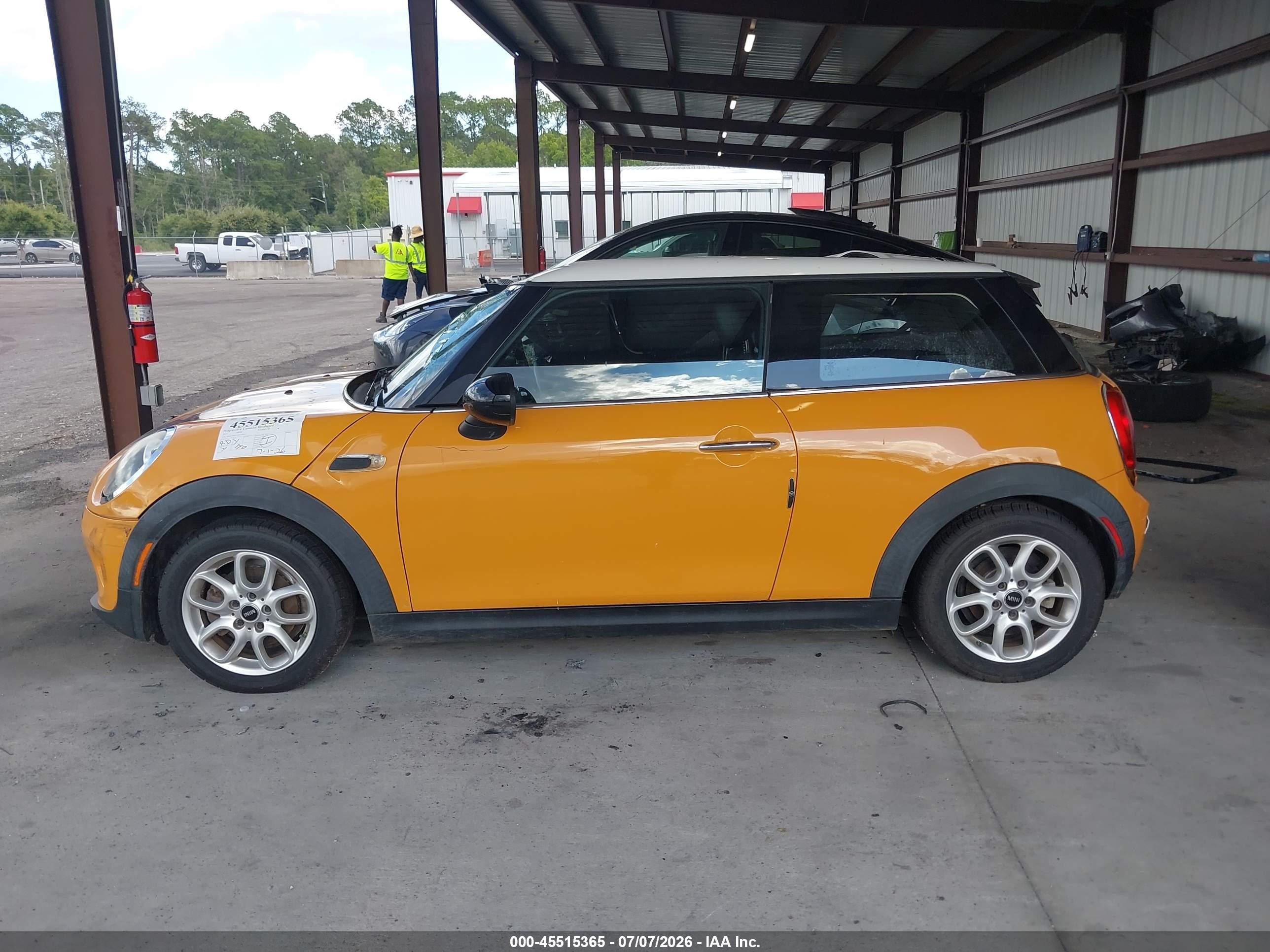 2015 Mini Hardtop Cooper Orange vin: WMWXM5C5XFT940611