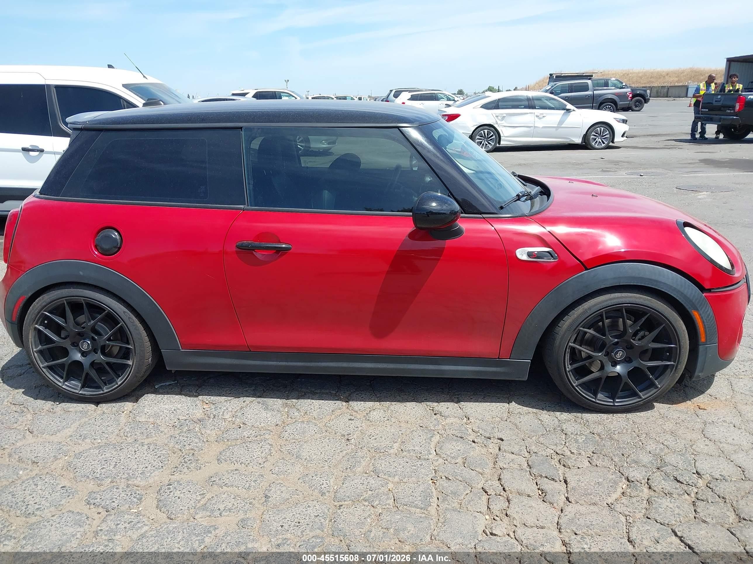 2014 Mini Hardtop Cooper S Red vin: WMWXM7C54ET926388
