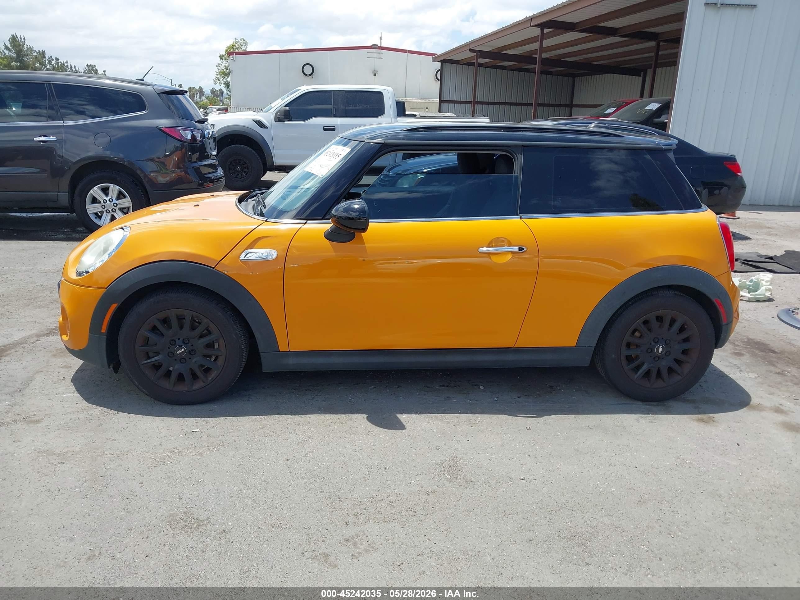 2015 Mini Hardtop Cooper S Оранжевый vin: WMWXP7C55F2A34913