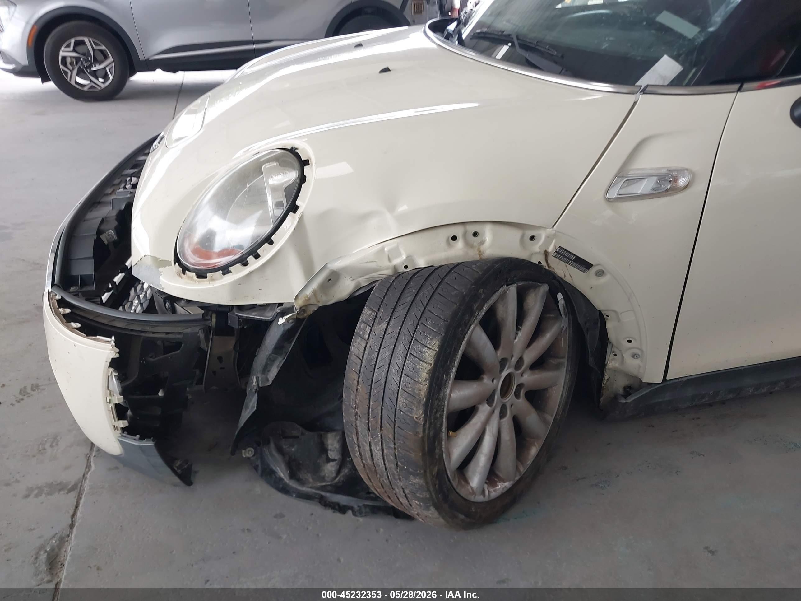 2015 Mini Hardtop Cooper S Белый vin: WMWXP7C57F2A33746