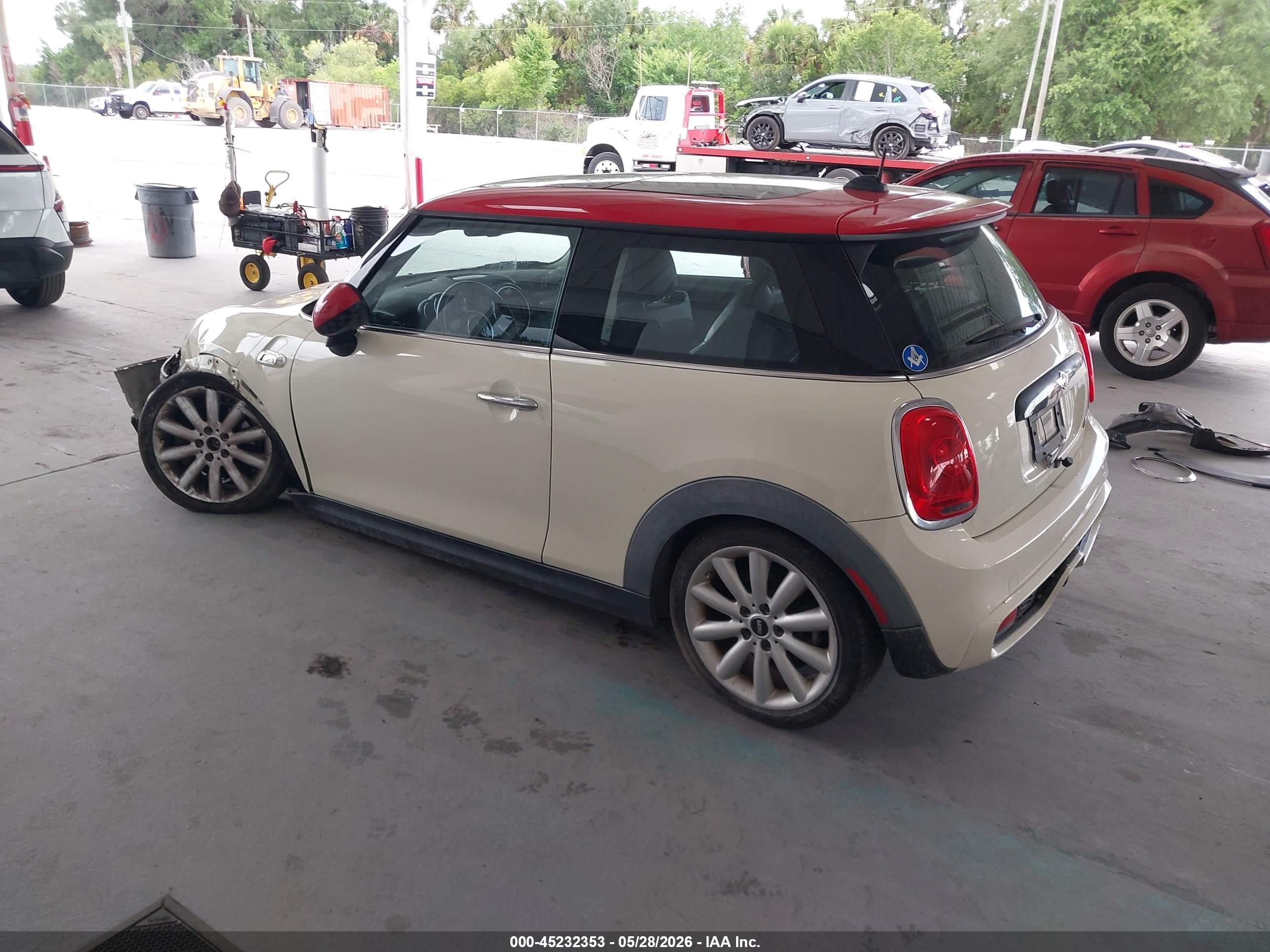 2015 Mini Hardtop Cooper S Белый vin: WMWXP7C57F2A33746