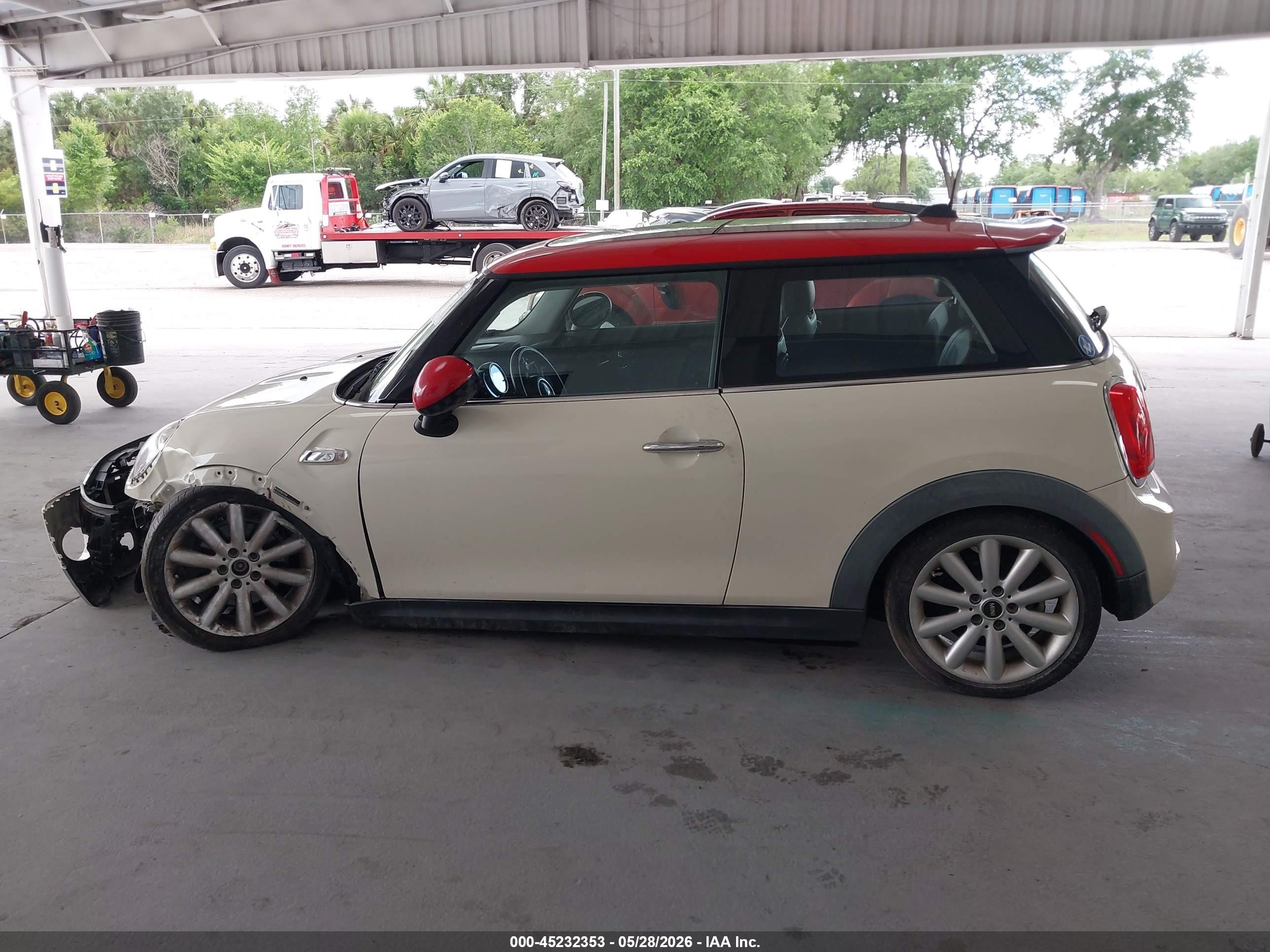 2015 Mini Hardtop Cooper S Белый vin: WMWXP7C57F2A33746