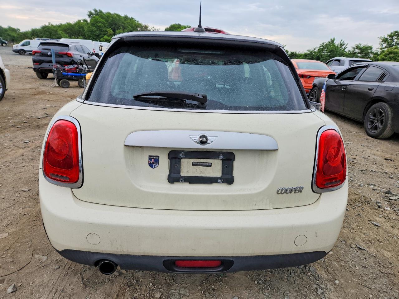 2015 Mini Cooper White vin: WMWXS5C54FT837142