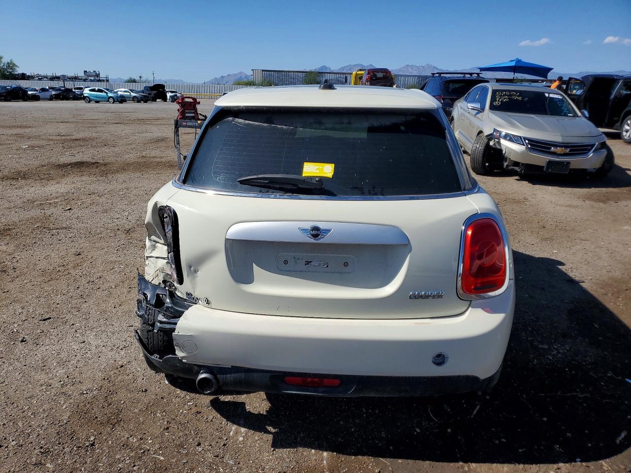 2015 Mini Cooper White vin: WMWXS5C55FT833181