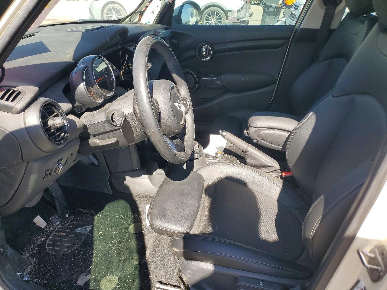 2015 Mini Cooper White vin: WMWXS5C55FT833181