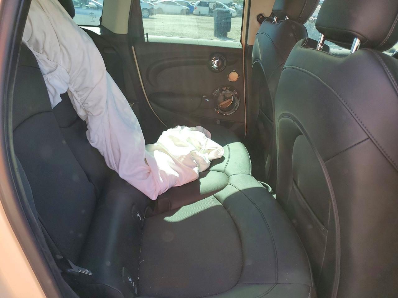 2015 Mini Cooper White vin: WMWXS5C55FT833181