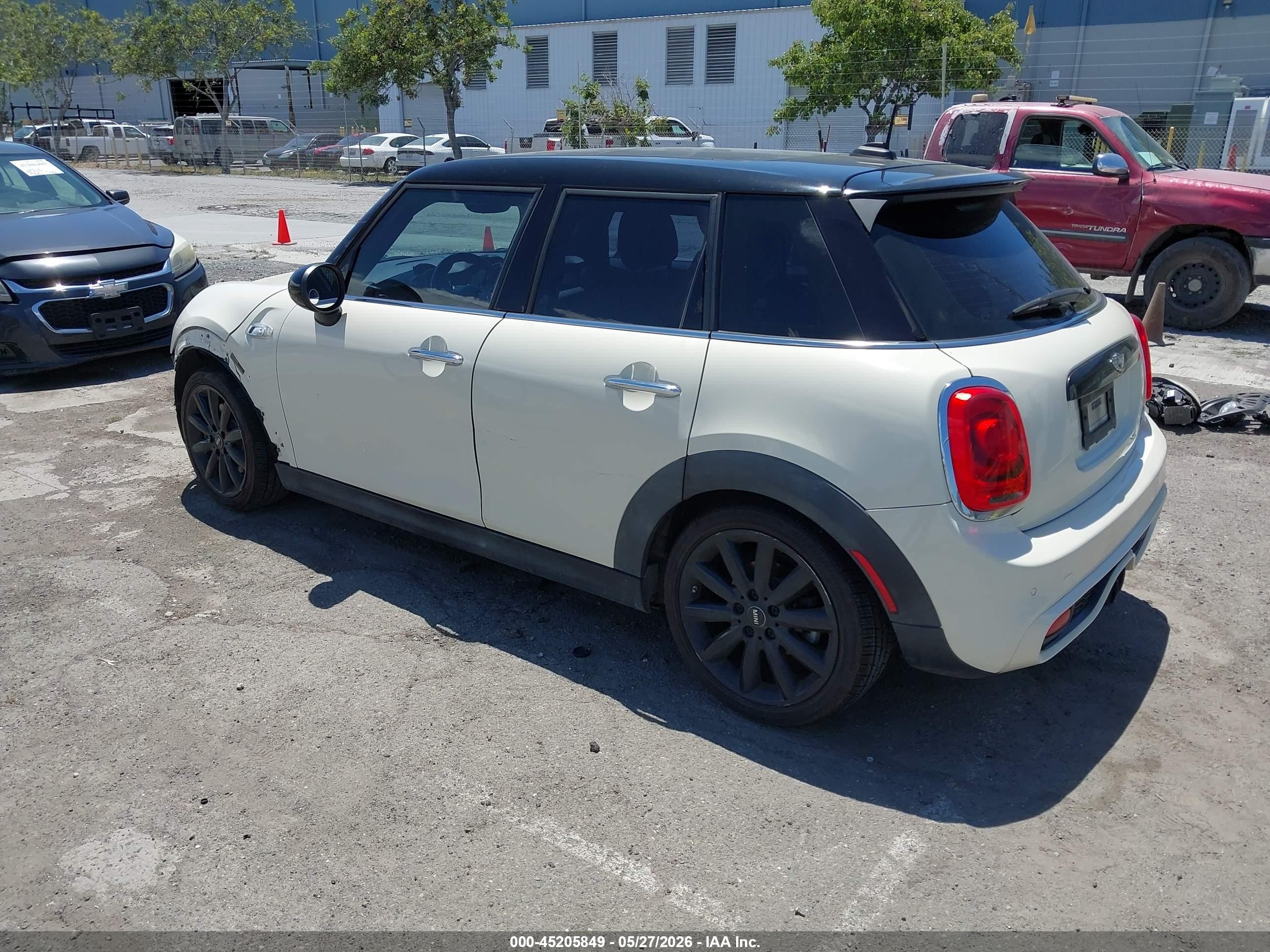 2015 Mini Hardtop Cooper S Cream vin: WMWXU3C5XF2B55857