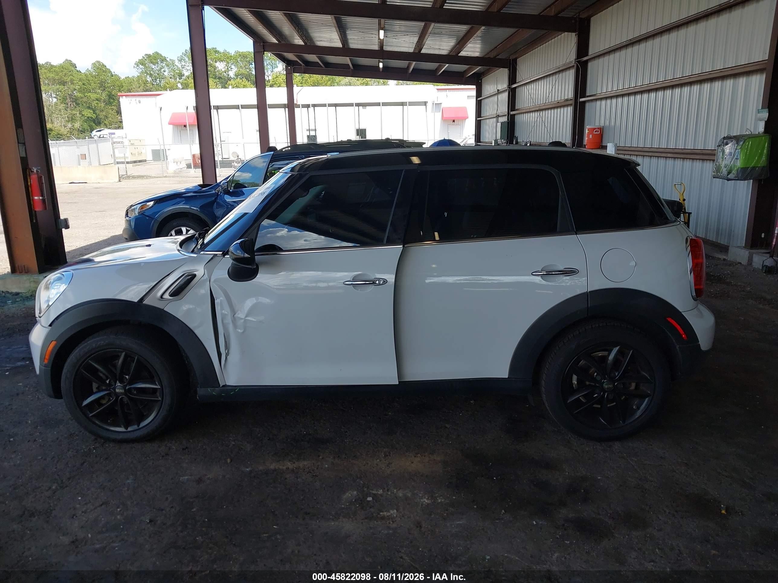 2016 Mini Countryman Cooper White vin: WMWZB3C51GWR49538