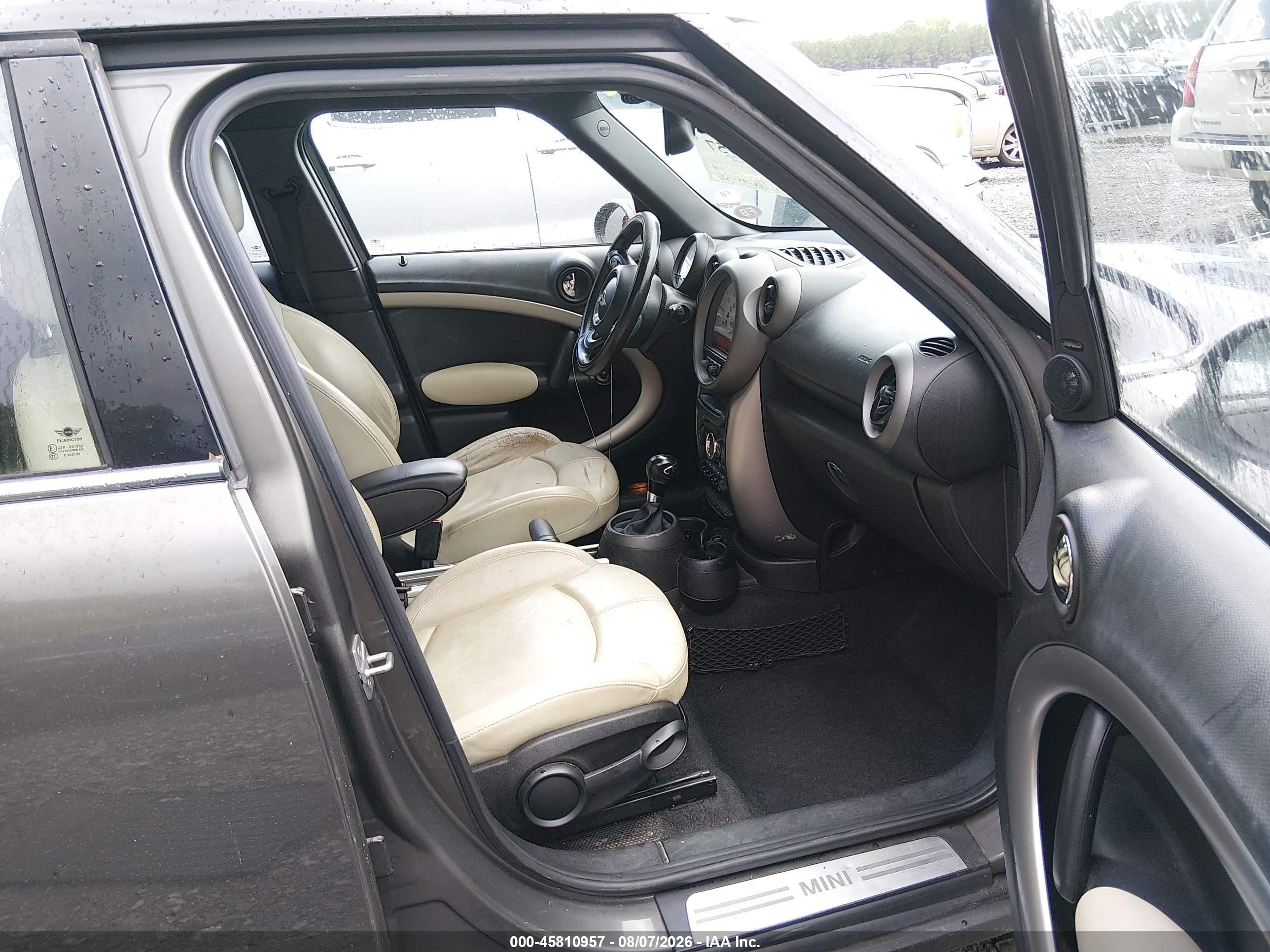 2011 Mini Cooper Countryman   Beige vin: WMWZB3C54BWM01333