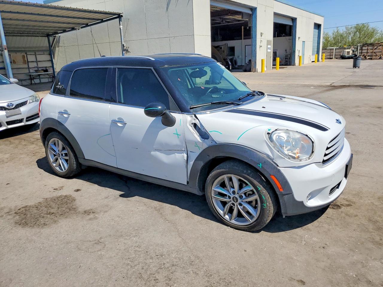 2014 Mini Cooper Countryman White vin: WMWZB3C54EWR39311