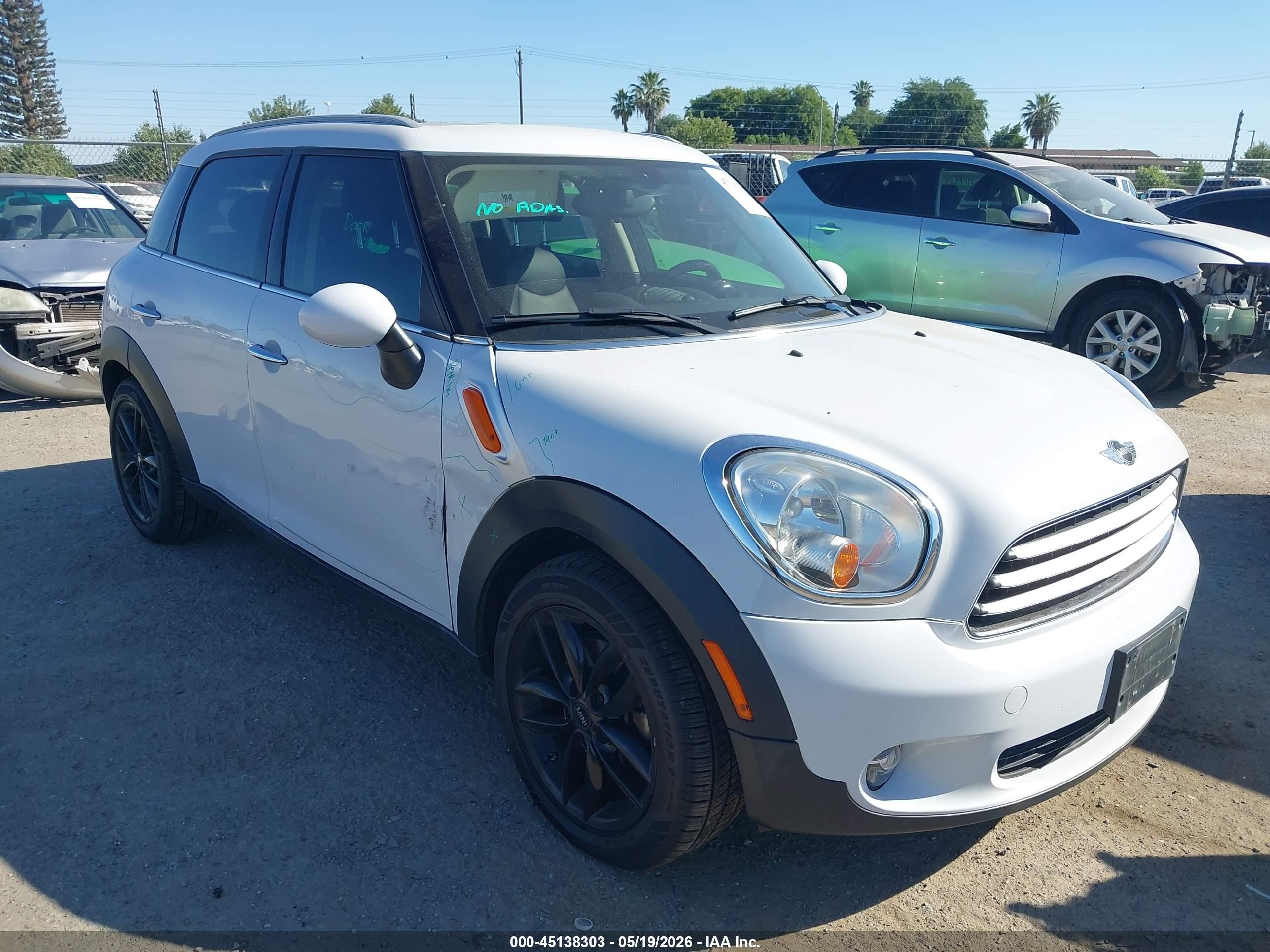 2013 Mini Countryman Cooper White vin: WMWZB3C55DWR35475