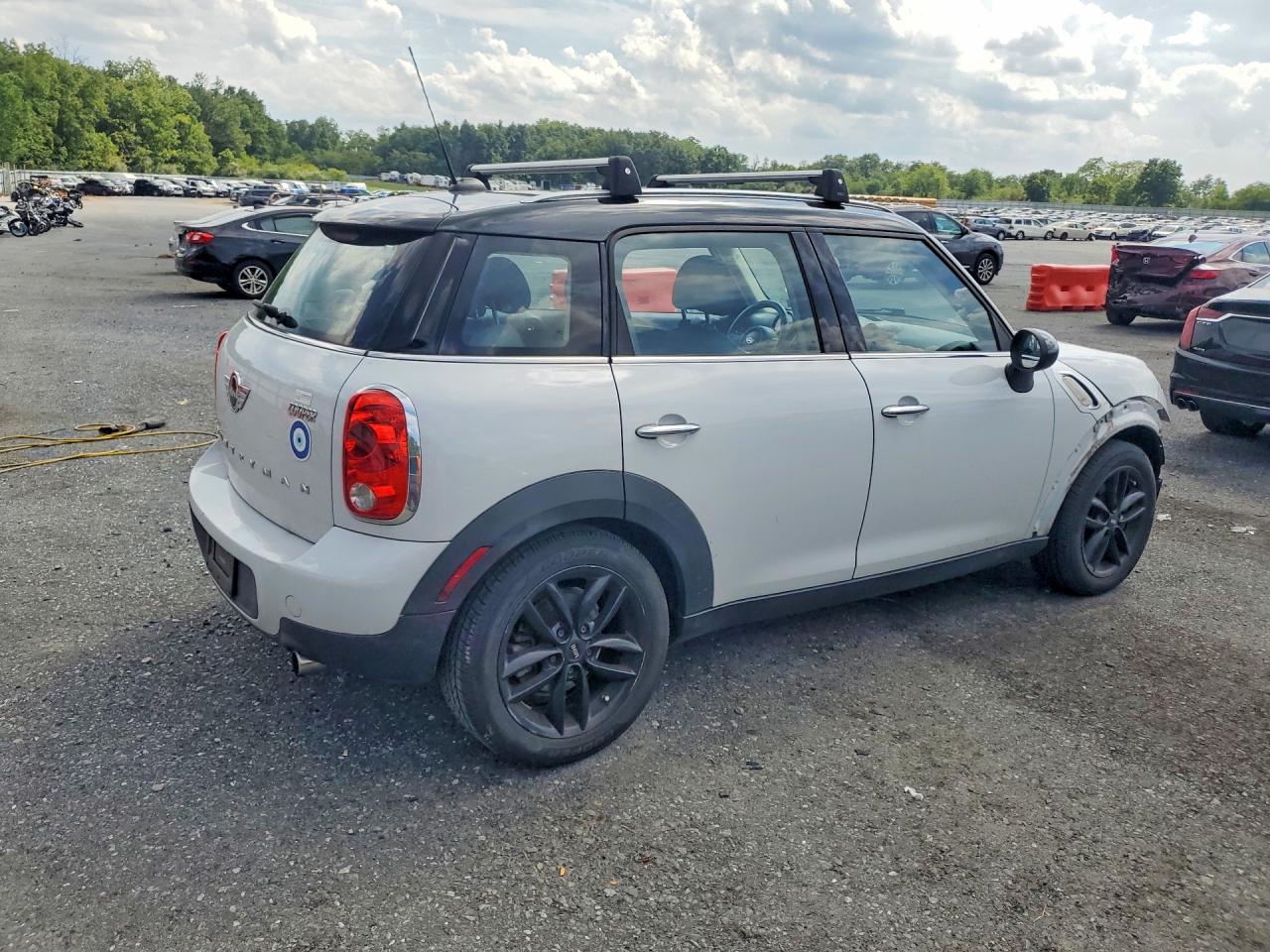 2014 Mini Cooper Countryman White vin: WMWZB3C57EWR39240