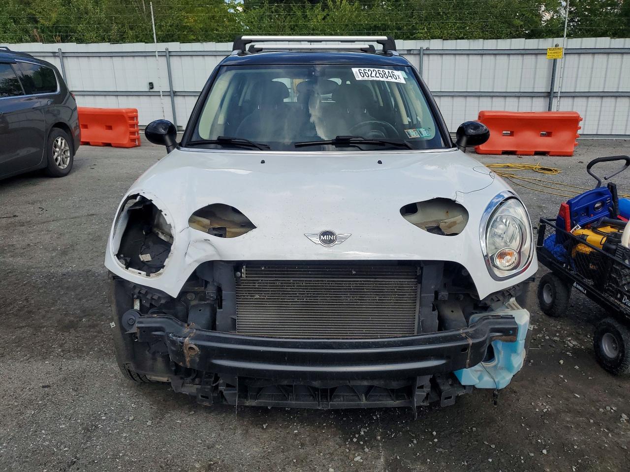 2014 Mini Cooper Countryman White vin: WMWZB3C57EWR39240