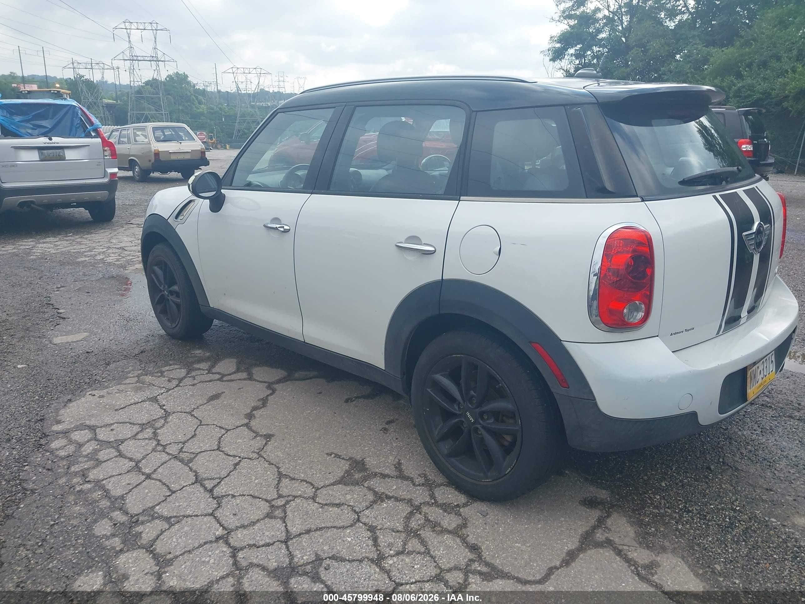 2011 Mini Cooper Countryman   White vin: WMWZB3C58BWM01528