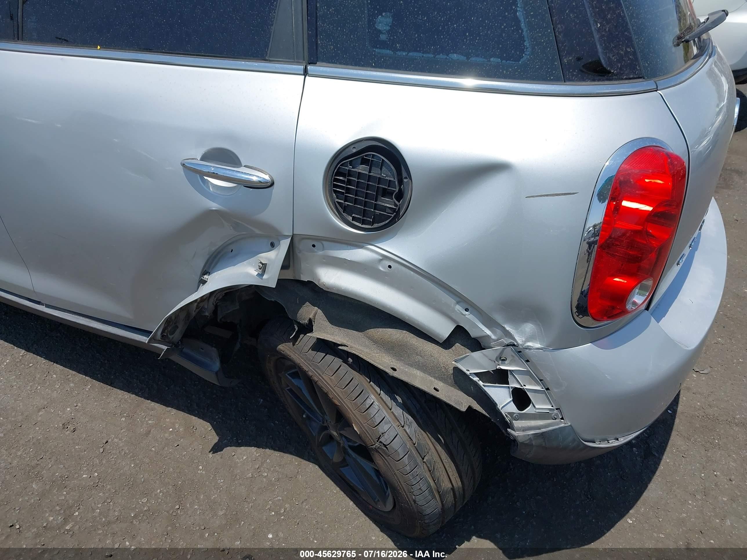 2015 Mini Countryman Cooper Silver vin: WMWZB3C59FWR43503