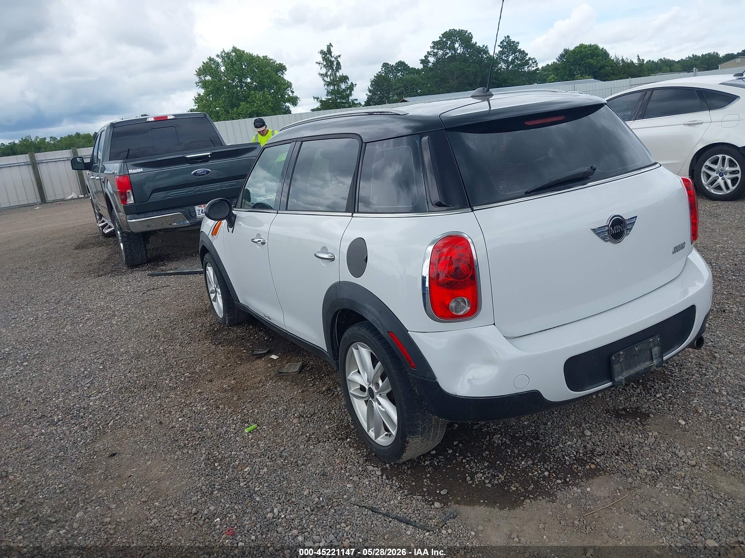2011 Mini Cooper Countryman   White vin: WMWZB3C5XBWM00283