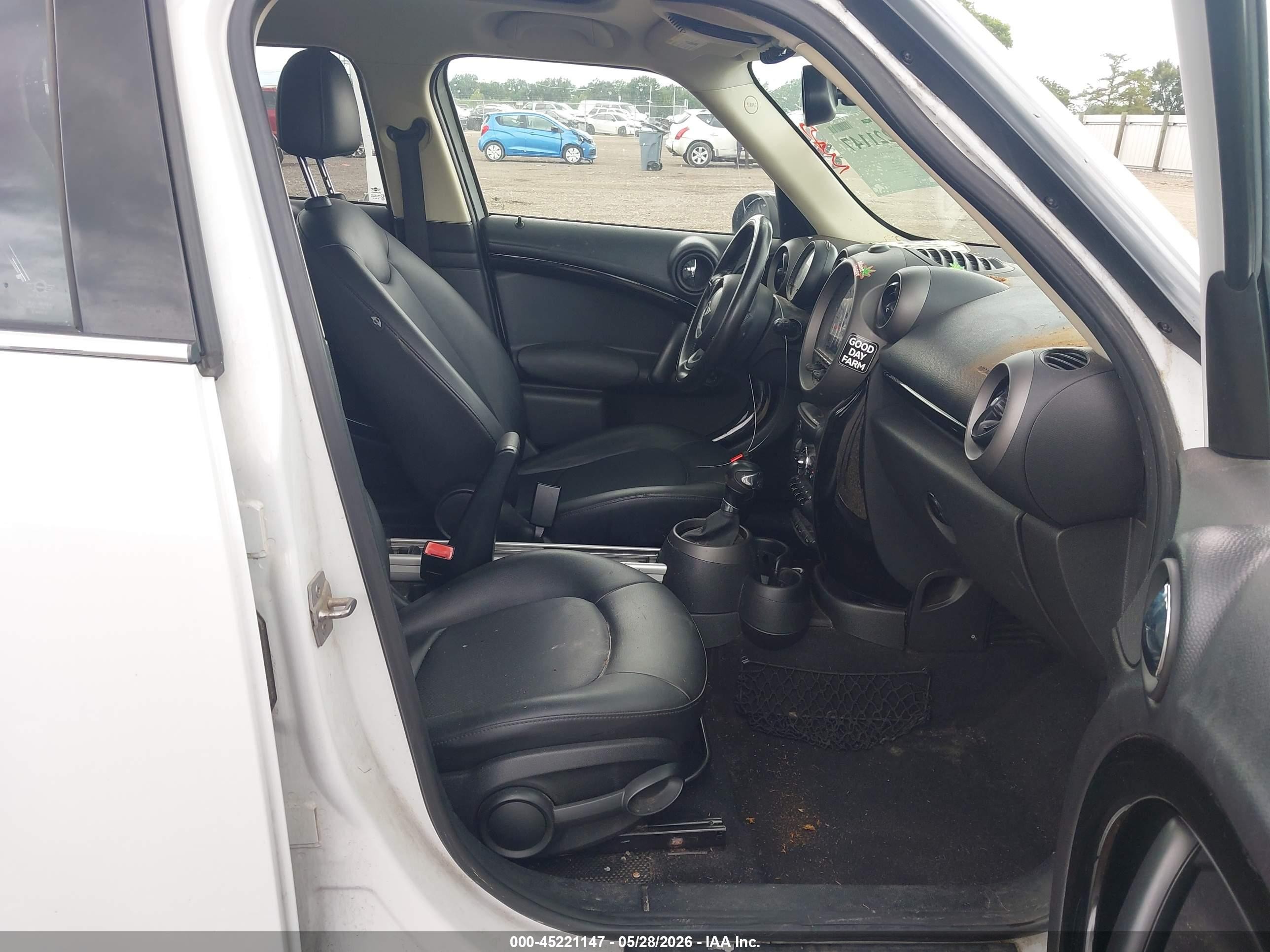 2011 Mini Cooper Countryman   White vin: WMWZB3C5XBWM00283