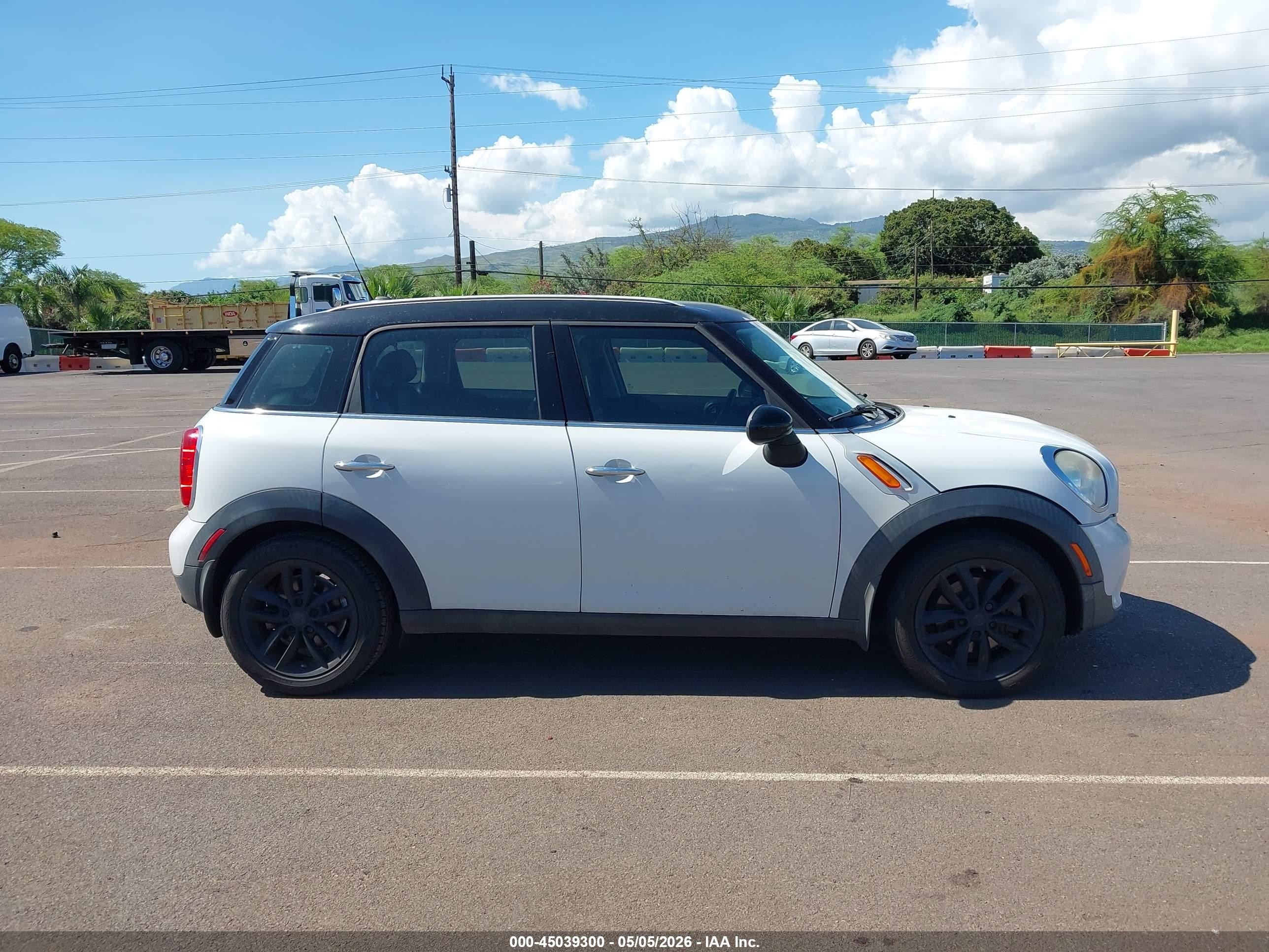 2015 Mini Countryman Cooper White vin: WMWZB3C5XFWR45034