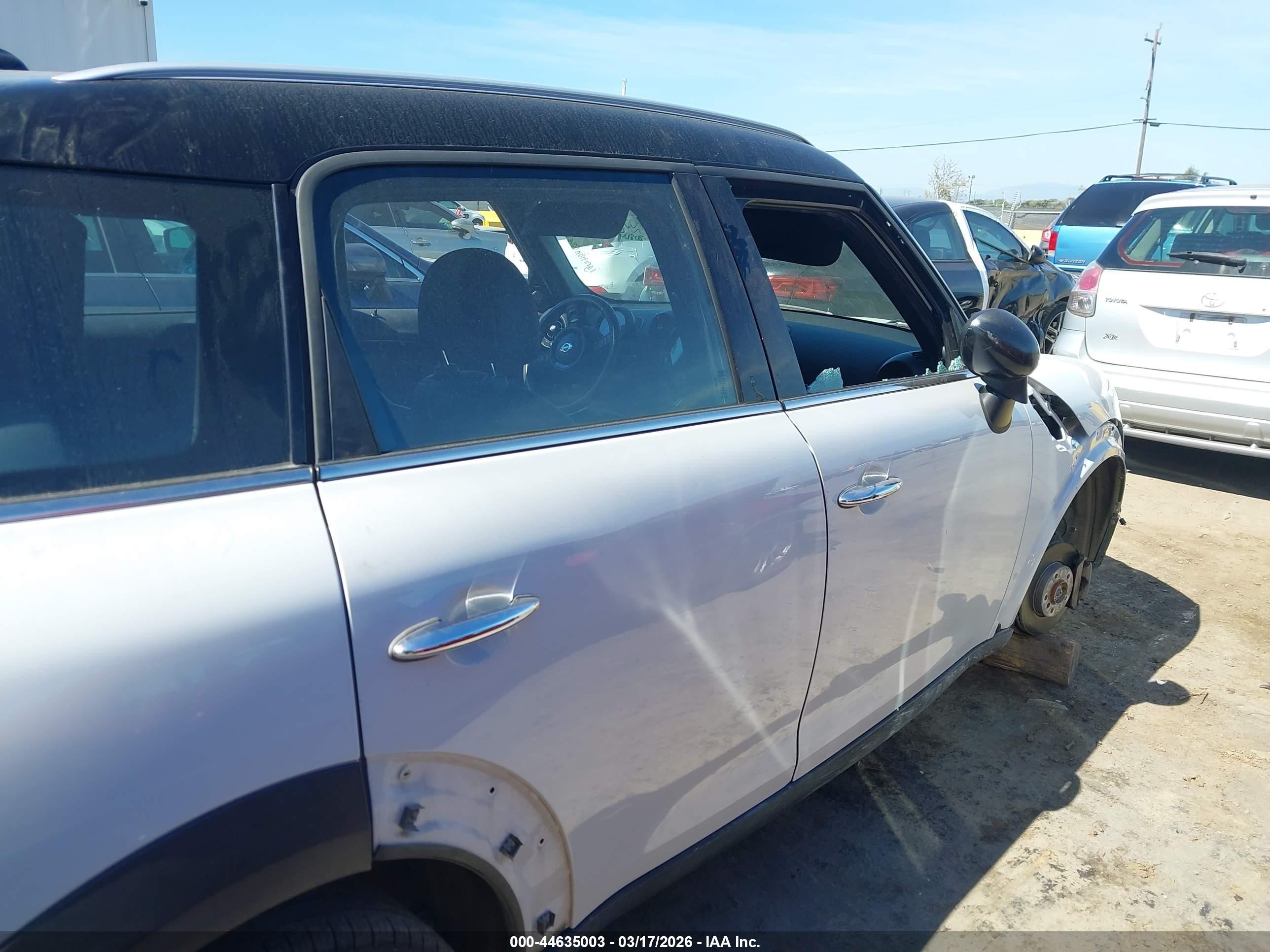 2016 Mini Countryman Cooper White vin: WMWZB3C5XGWM33386