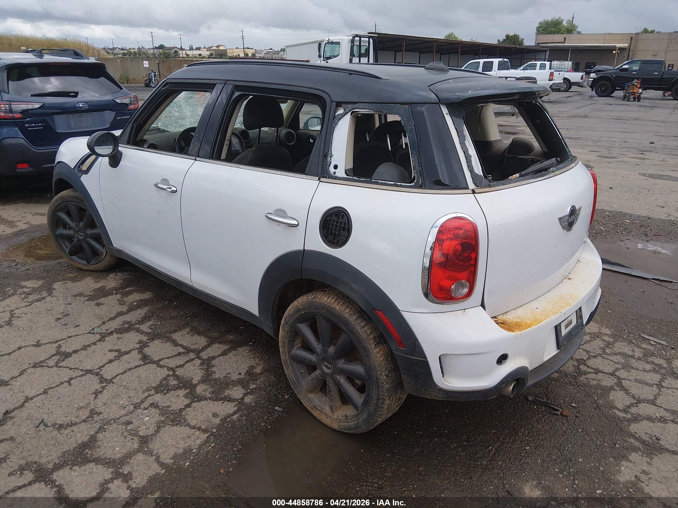 2012 Mini Cooper S Countryman   White vin: WMWZC3C55CWL83908