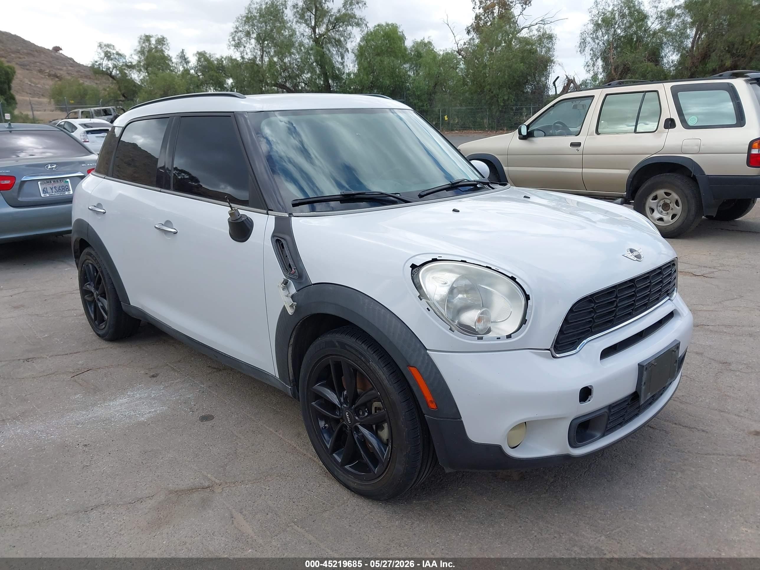 2012 Mini Cooper S Countryman   White vin: WMWZC3C56CWL86008