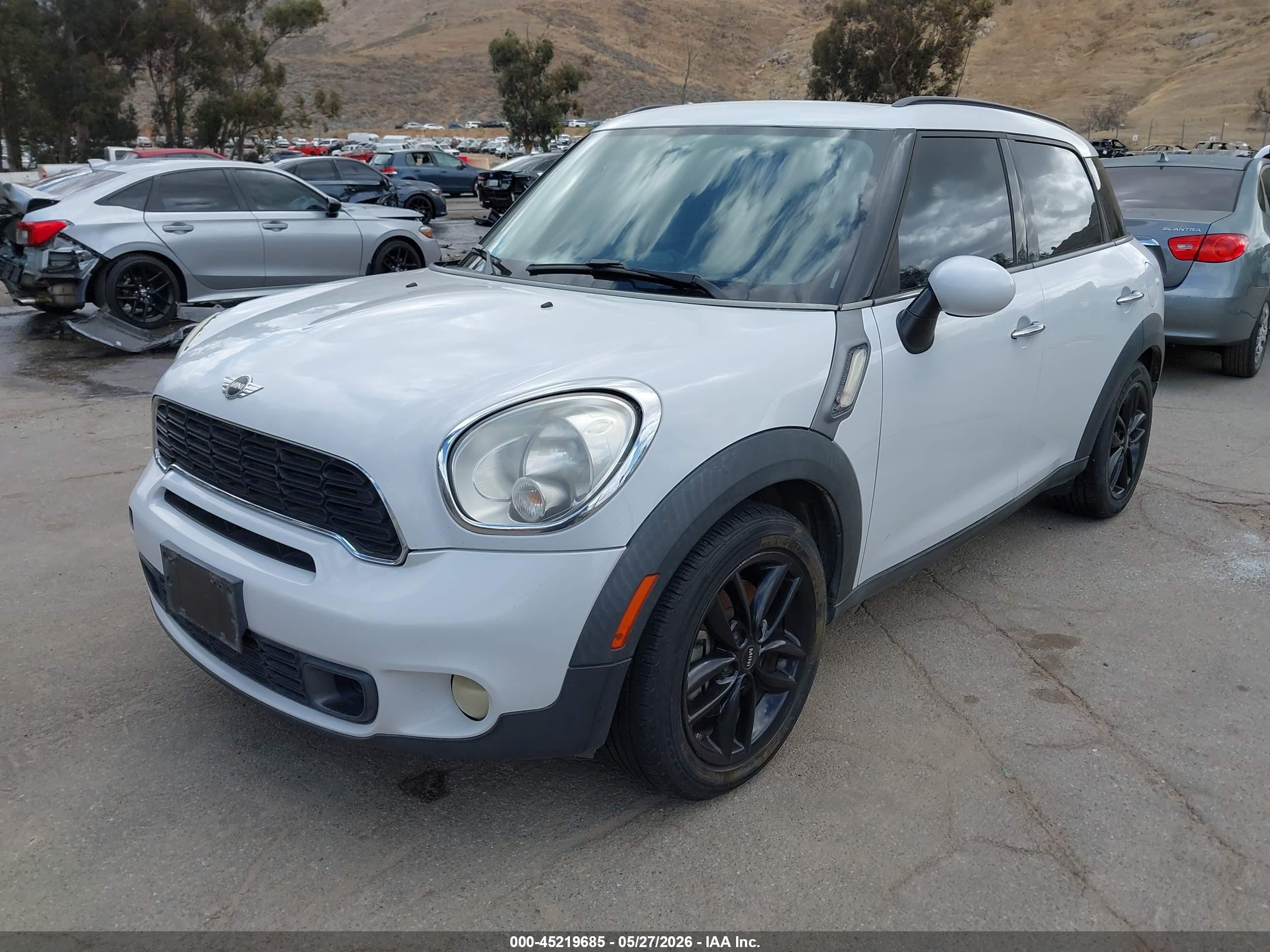 2012 Mini Cooper S Countryman   White vin: WMWZC3C56CWL86008